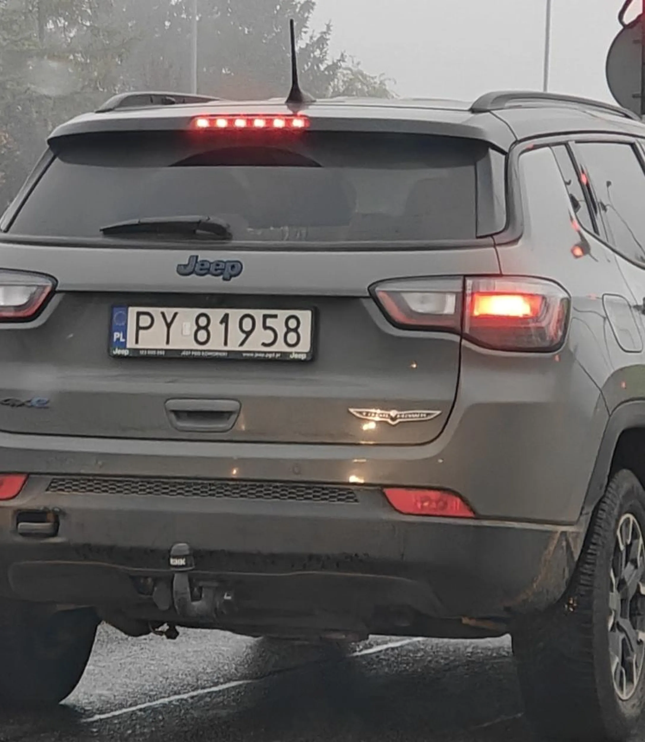 Pani za kierownicą postanowiła na chwilę zidentyfikować się jako kierowca autobusu aby szybciej pokonać zator. Co prawda Jeep to spory samochód, ale raczej dalej mieści się w kategorii B