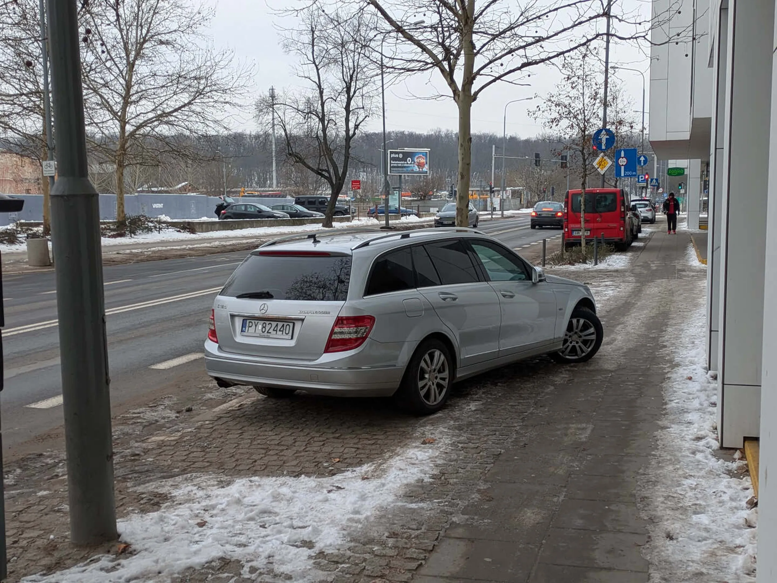 Ktokolwiek tej wypacykowanej dziewczynie udostępnił samochód, niech jeszcze jej wytłumaczy, że ma też bieg wsteczny to auto i można wycofać i nie zastawić połowy chodnika.