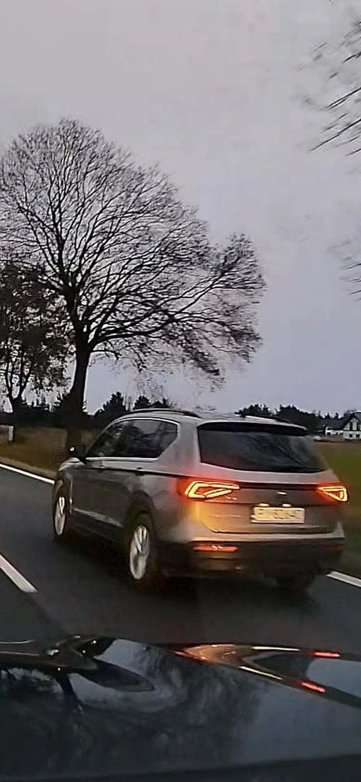 Podczas wyprzedzania złotego seata  terracana Panu ewidentnie się to nie spodobało, zaczął przyśpieszać i trąbić próbując za wszelką cenę nie pozwolić dokończyć mi manewru. Przykra sytuacja. ?