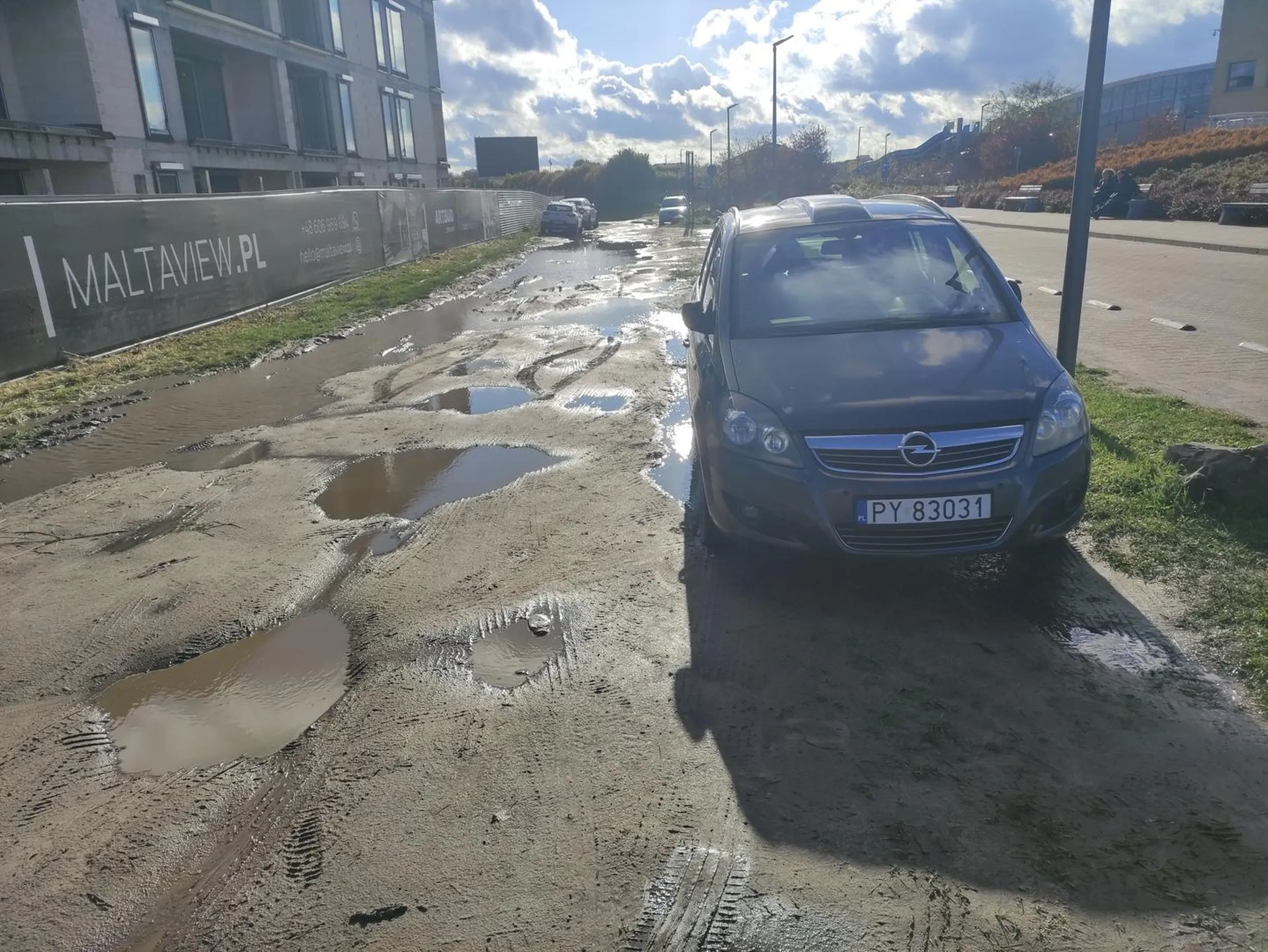 Czego to się nie zrobi żeby zaoszczędzić kilka złotych na płatnym parkingu przy Termach Maltańskich . To był kiedyś teren zielony - teraz jedno wielkie błoto - m.in. dzięki takim jak ty!