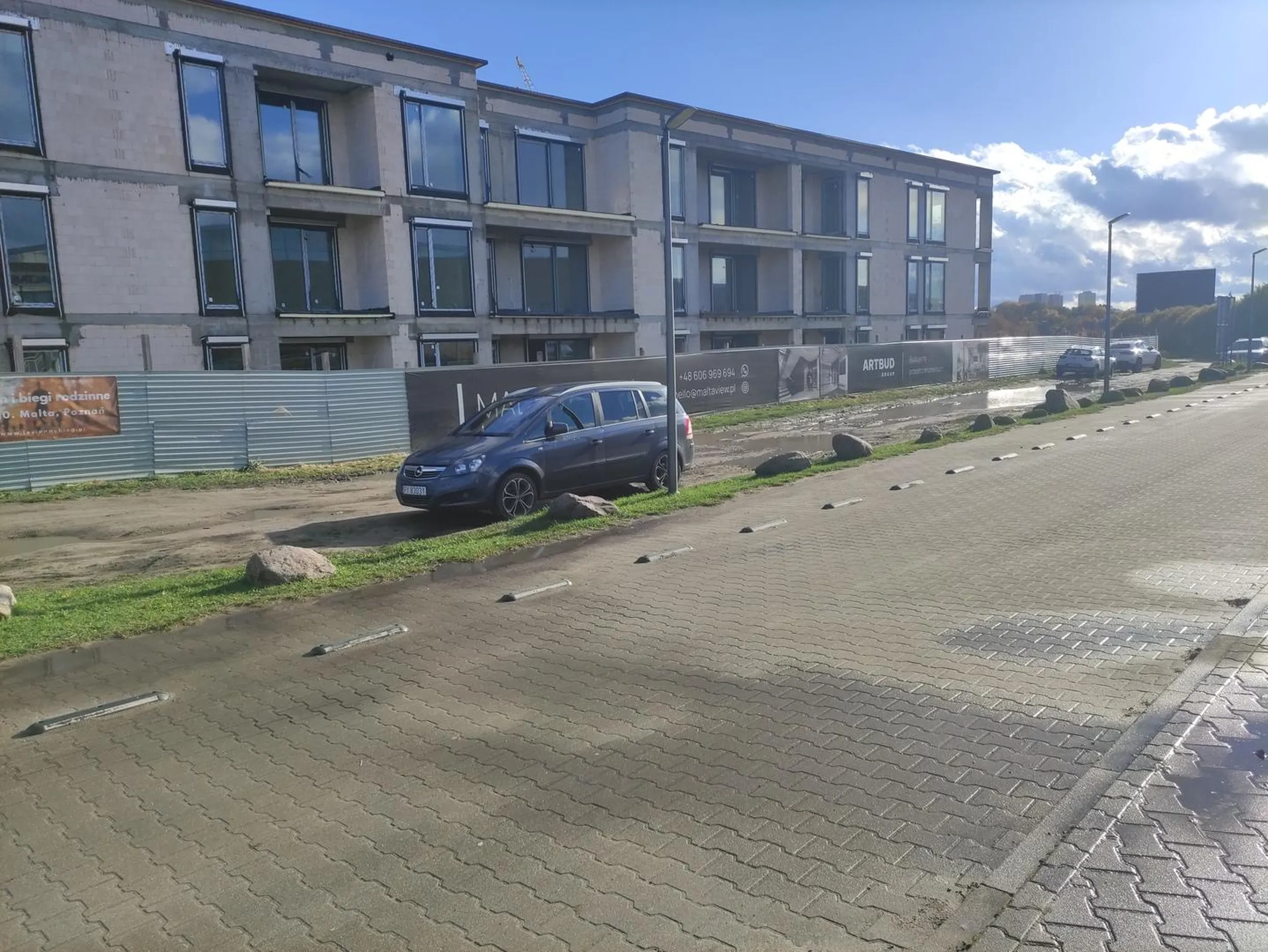 Czego to się nie zrobi żeby zaoszczędzić kilka złotych na płatnym parkingu przy Termach Maltańskich . To był kiedyś teren zielony - teraz jedno wielkie błoto - m.in. dzięki takim jak ty!