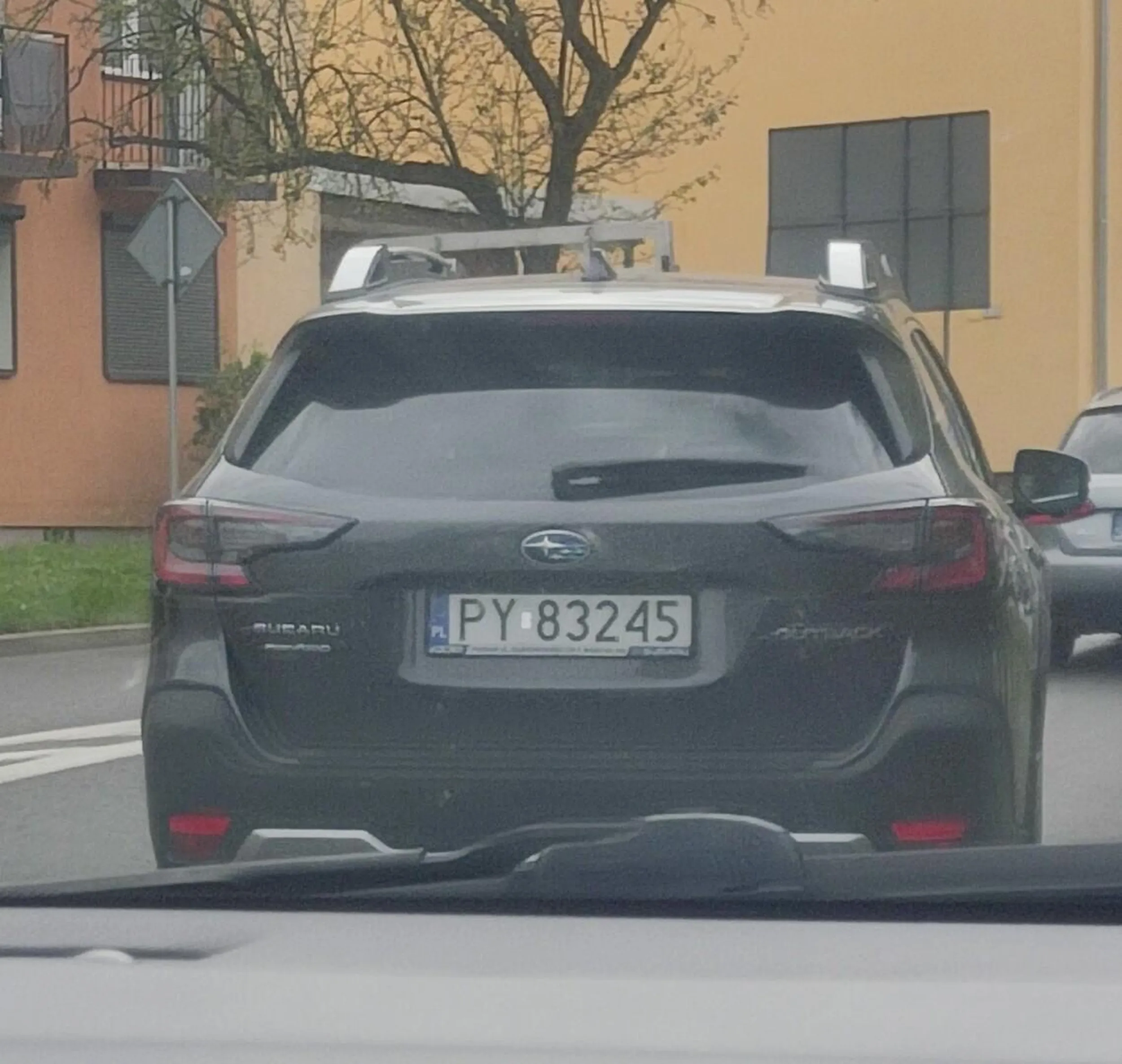 Kierowca czarnego Subaru zapomina, że nie jest jedyny na drodze. Podczas wymijania rowerzysty na drugim pasie zwalnia gwałtownie z 90 do 15 km/h. Do tego w mieście potrafi zatrzymać się wprost na przejściu dla pieszych, co powtórzyło się niejednokrotnie. Na drodze z ograniczeniem 90km jechał ok. 140km.