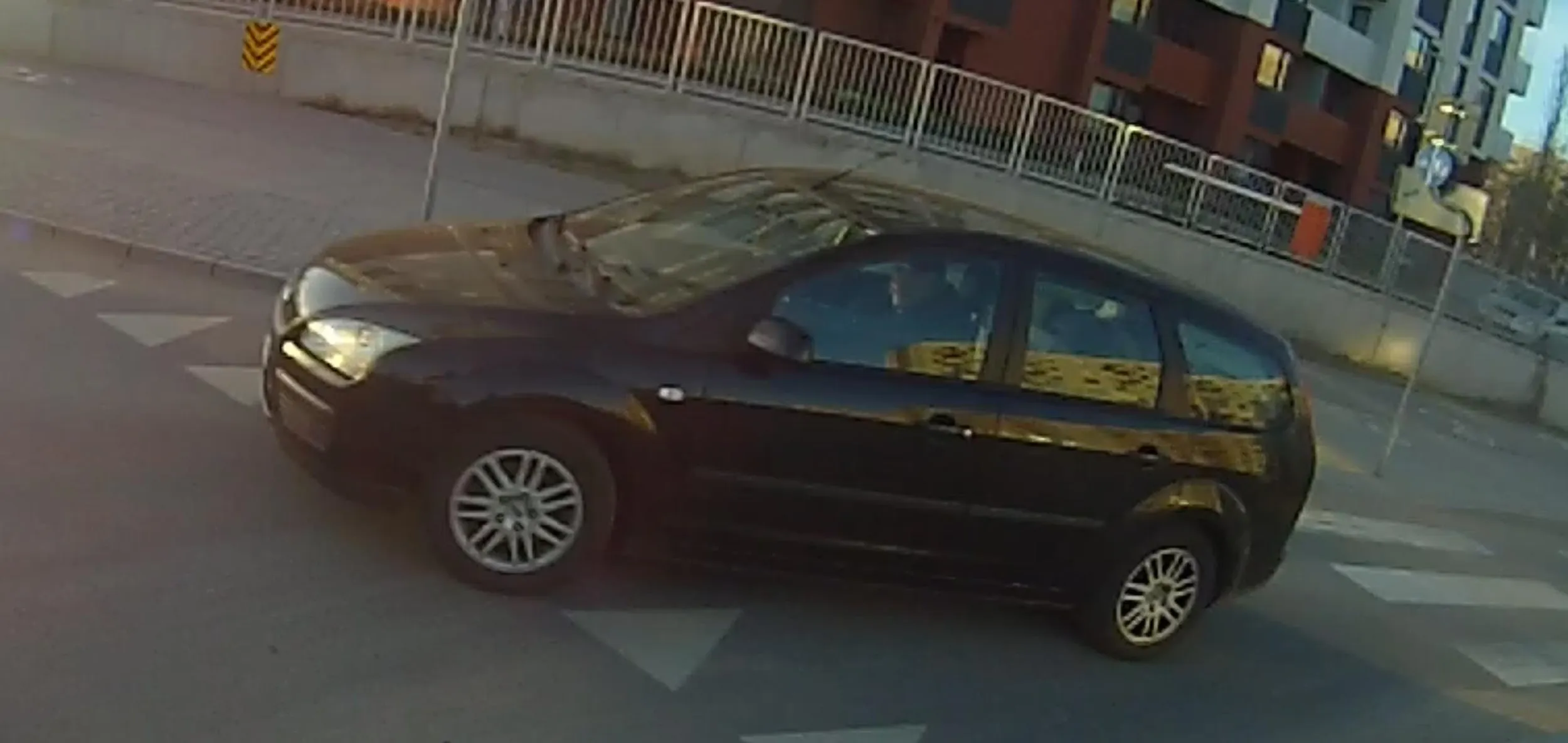 Ta małpa dość że wymusza pierwszeństwo na rondzie to jeszcze drze ryja z tej swojej klatki, szkoda że też ni miałem banana żeby go uciszyć ???