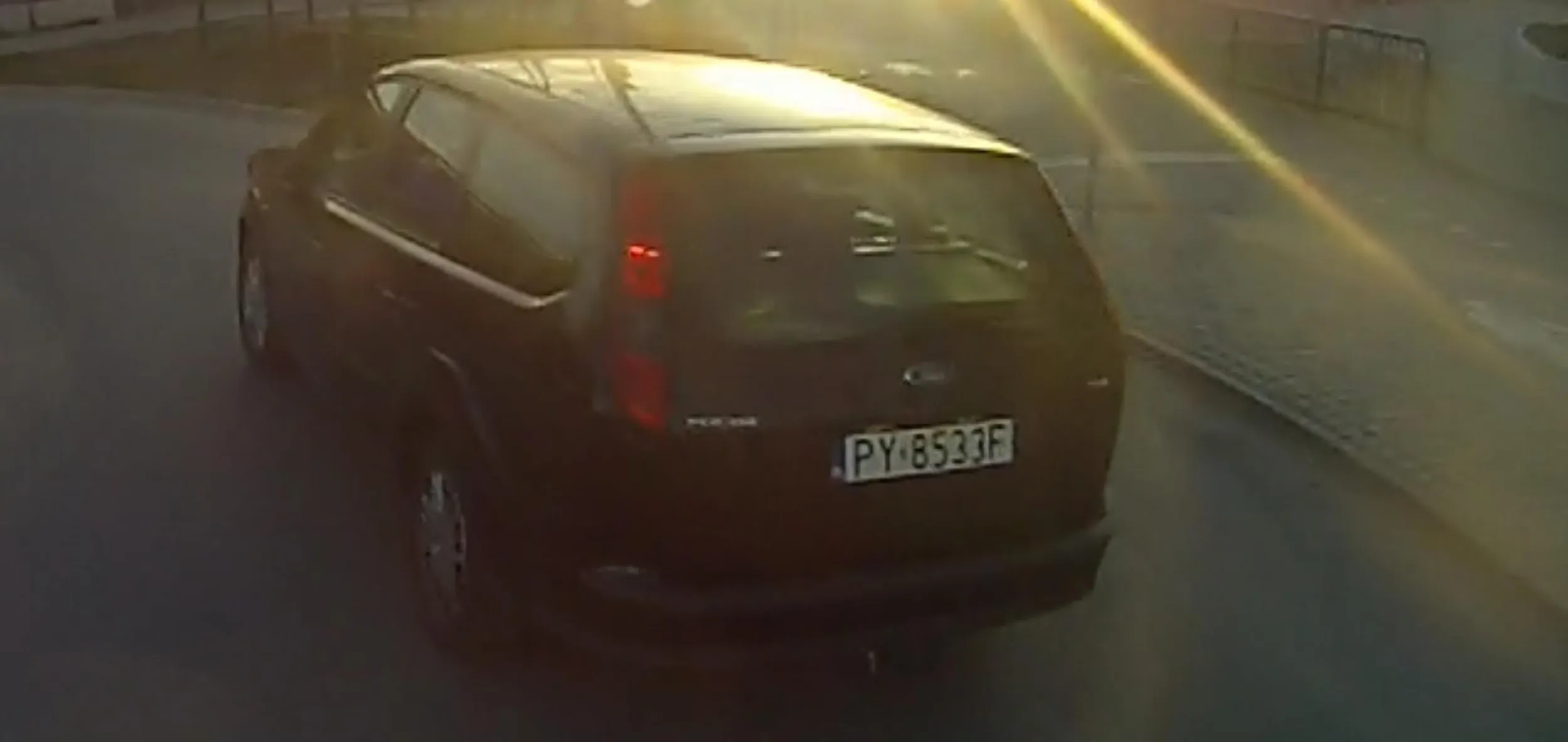 Ta małpa dość że wymusza pierwszeństwo na rondzie to jeszcze drze ryja z tej swojej klatki, szkoda że też ni miałem banana żeby go uciszyć ???