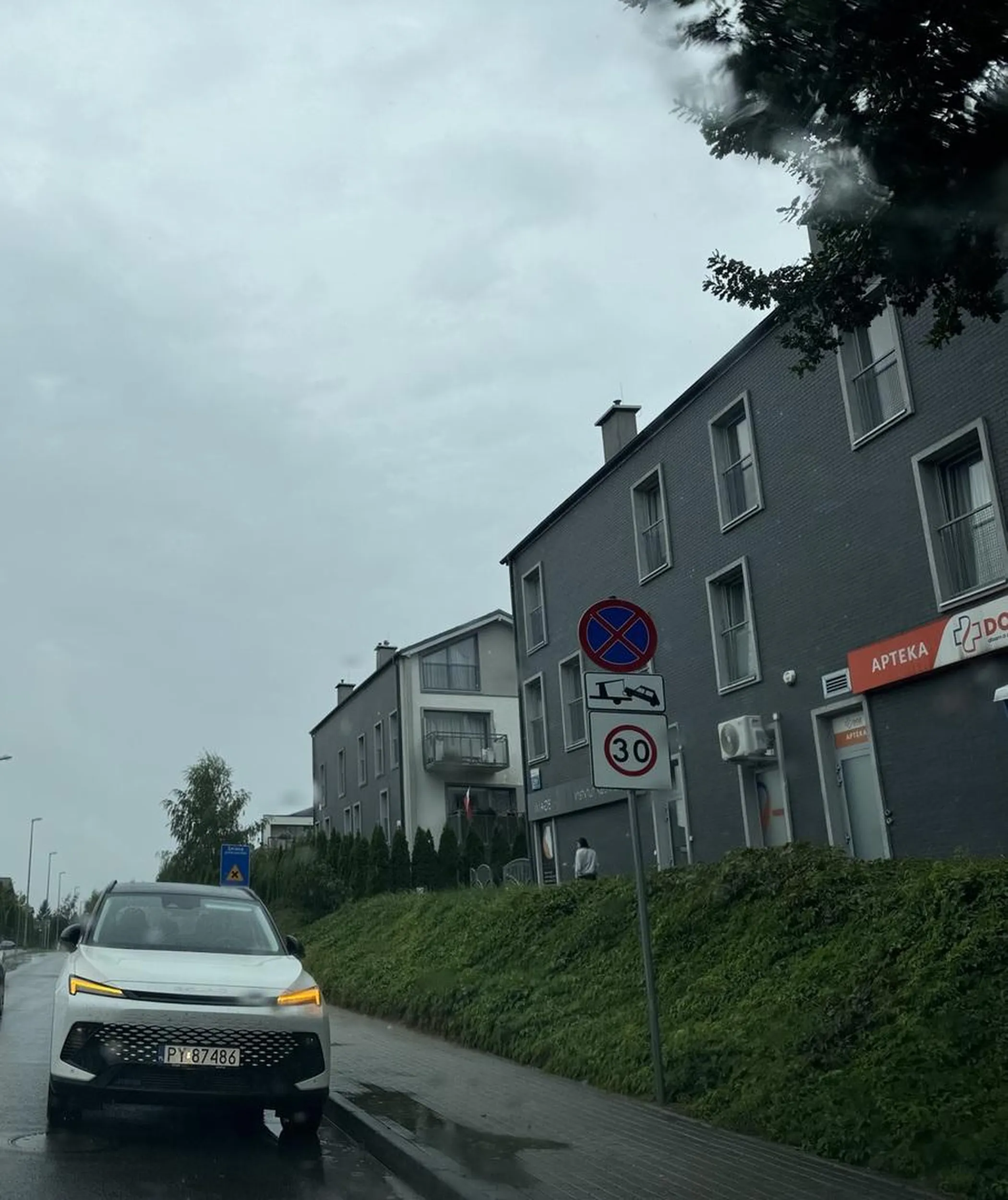 Parkuje na zakazie, robiąc zakupy w Biedronce. Awaryjne nie uprawniają.