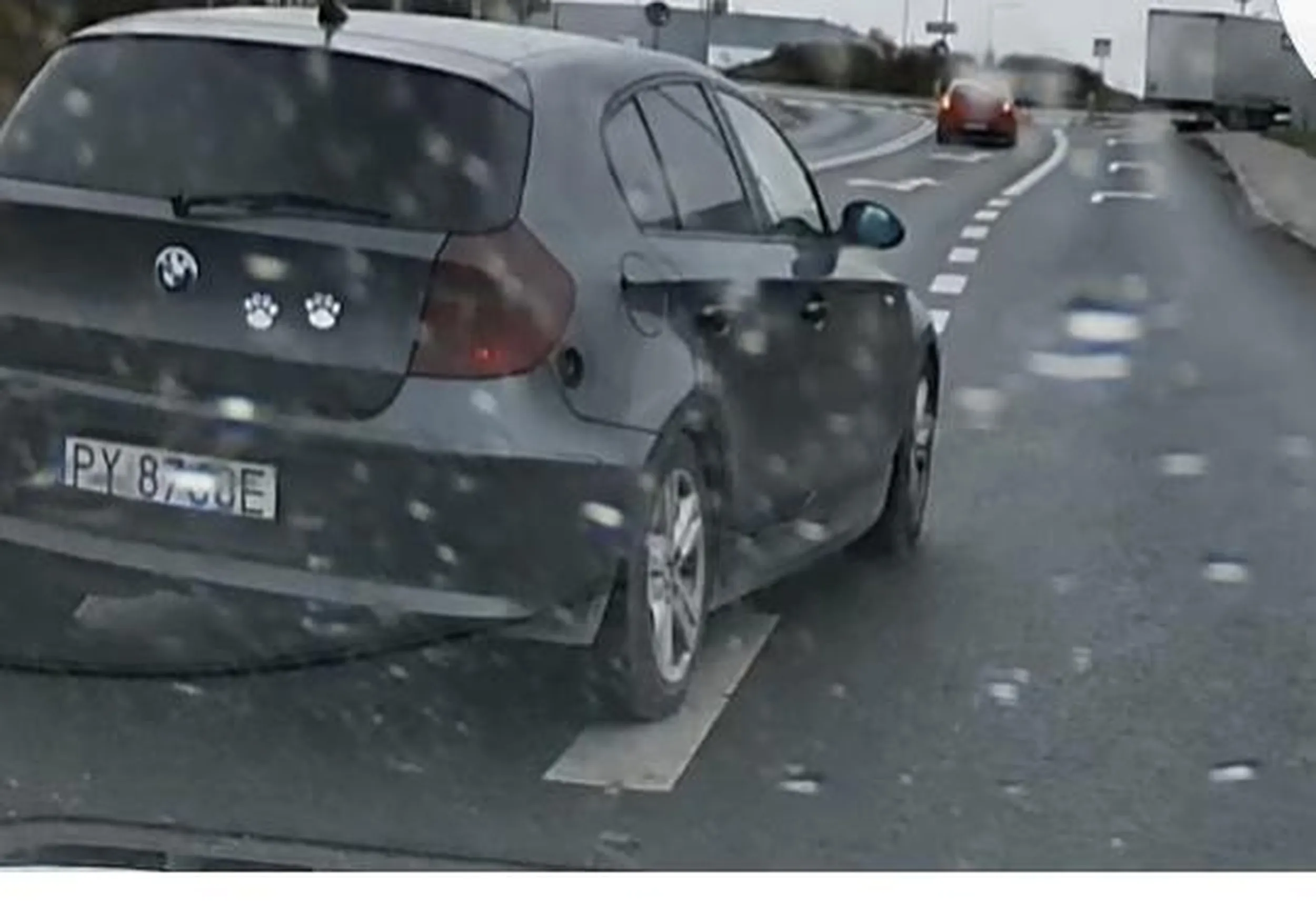 Jak zwykle na początku B, na końcu W, a w środku 0. Uwaga!!! Gość z blondynką na fotelu pasażera, jedzie po całej szerokości pasa, na końcu zajazdża drogę.