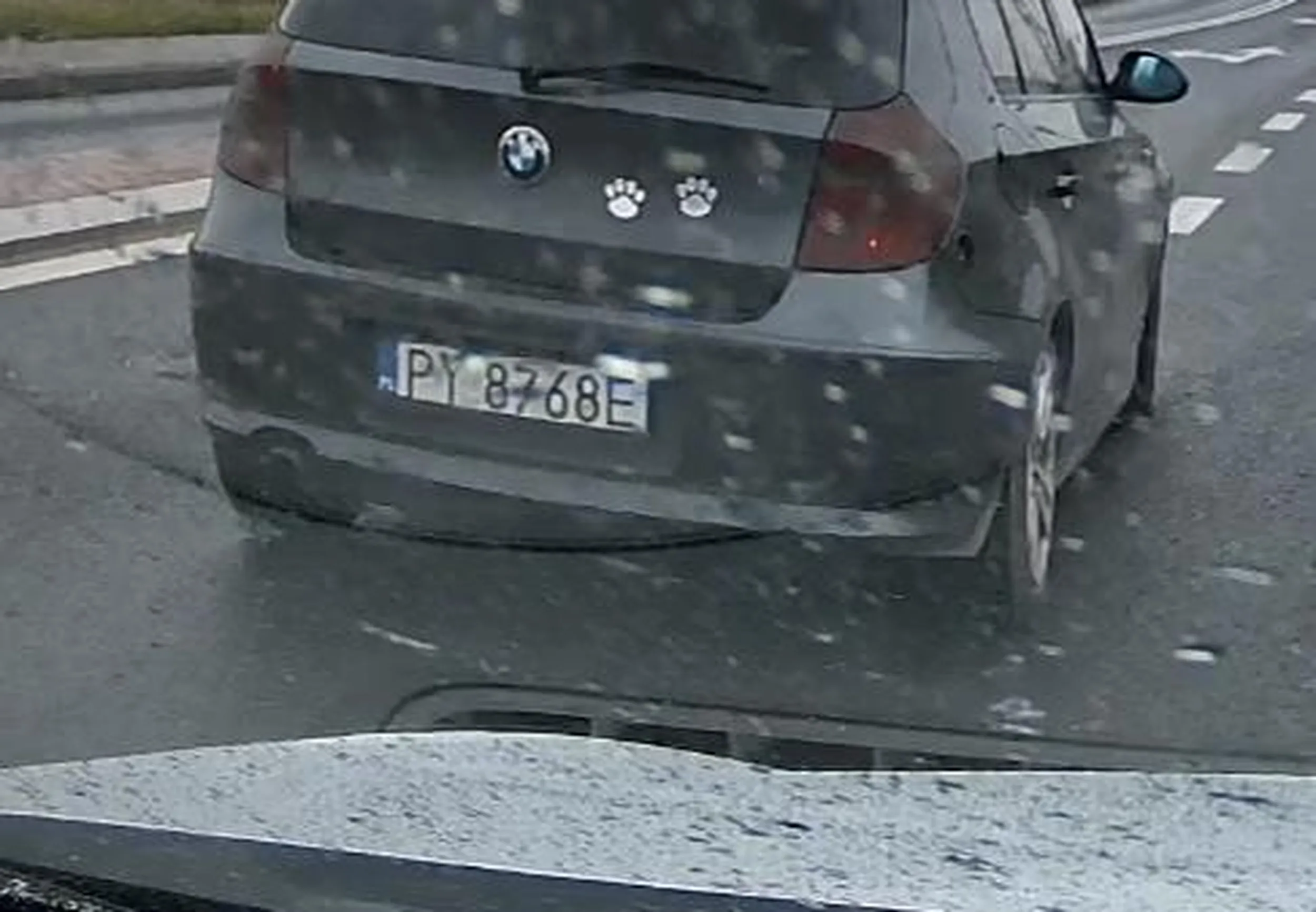 Jak zwykle na początku B, na końcu W, a w środku 0. Uwaga!!! Gość z blondynką na fotelu pasażera, jedzie po całej szerokości pasa, na końcu zajazdża drogę.