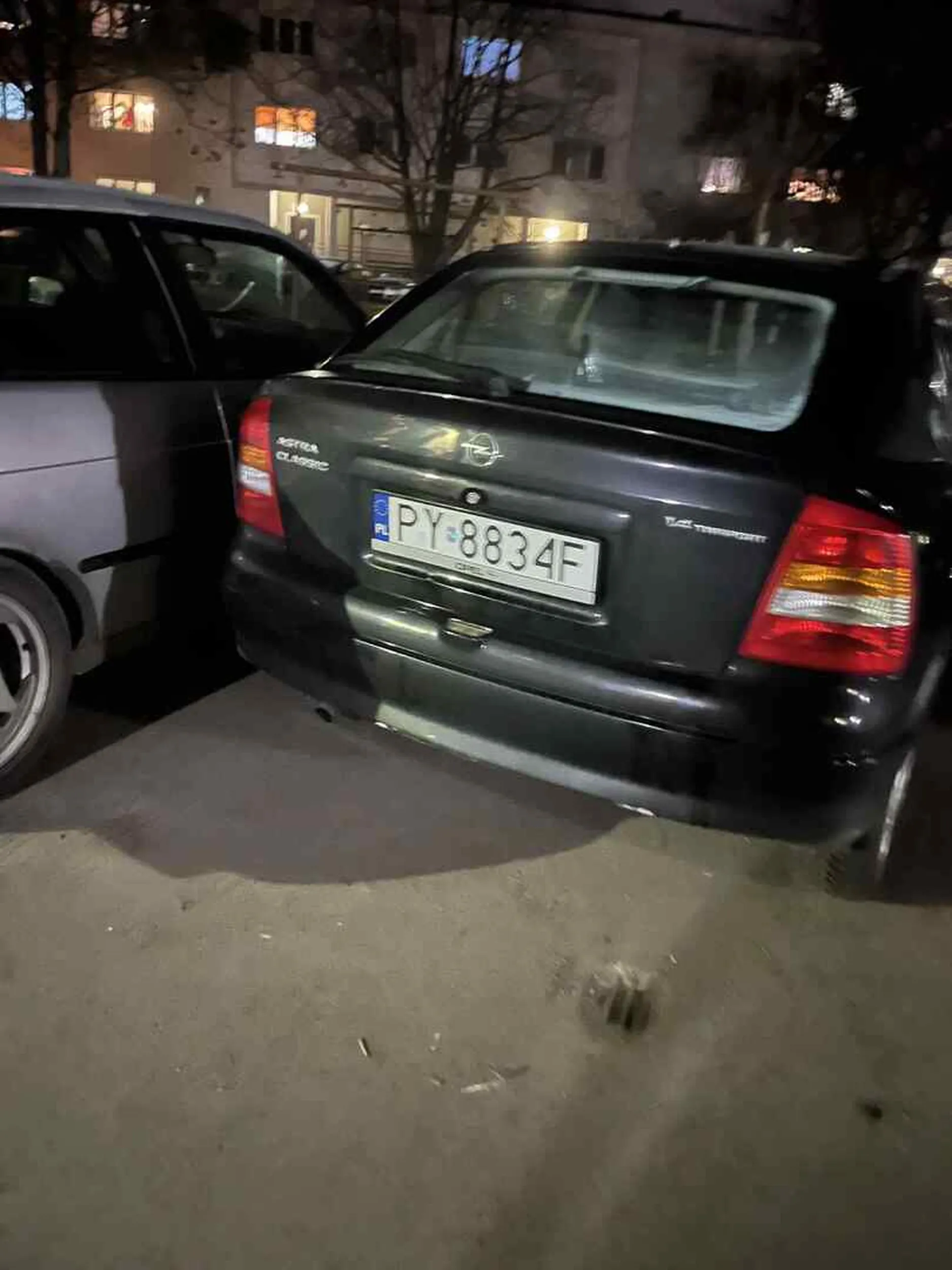 zastawia przejście na osiedlu mimo słupków, jak kobieta z wózkiem ma przejść przez 0,5m przestrzen, którą zostawiasz? jak jesteś ślep* i nie widzisz wyznaczonej granicy parkingu to zainwestuj w okulary