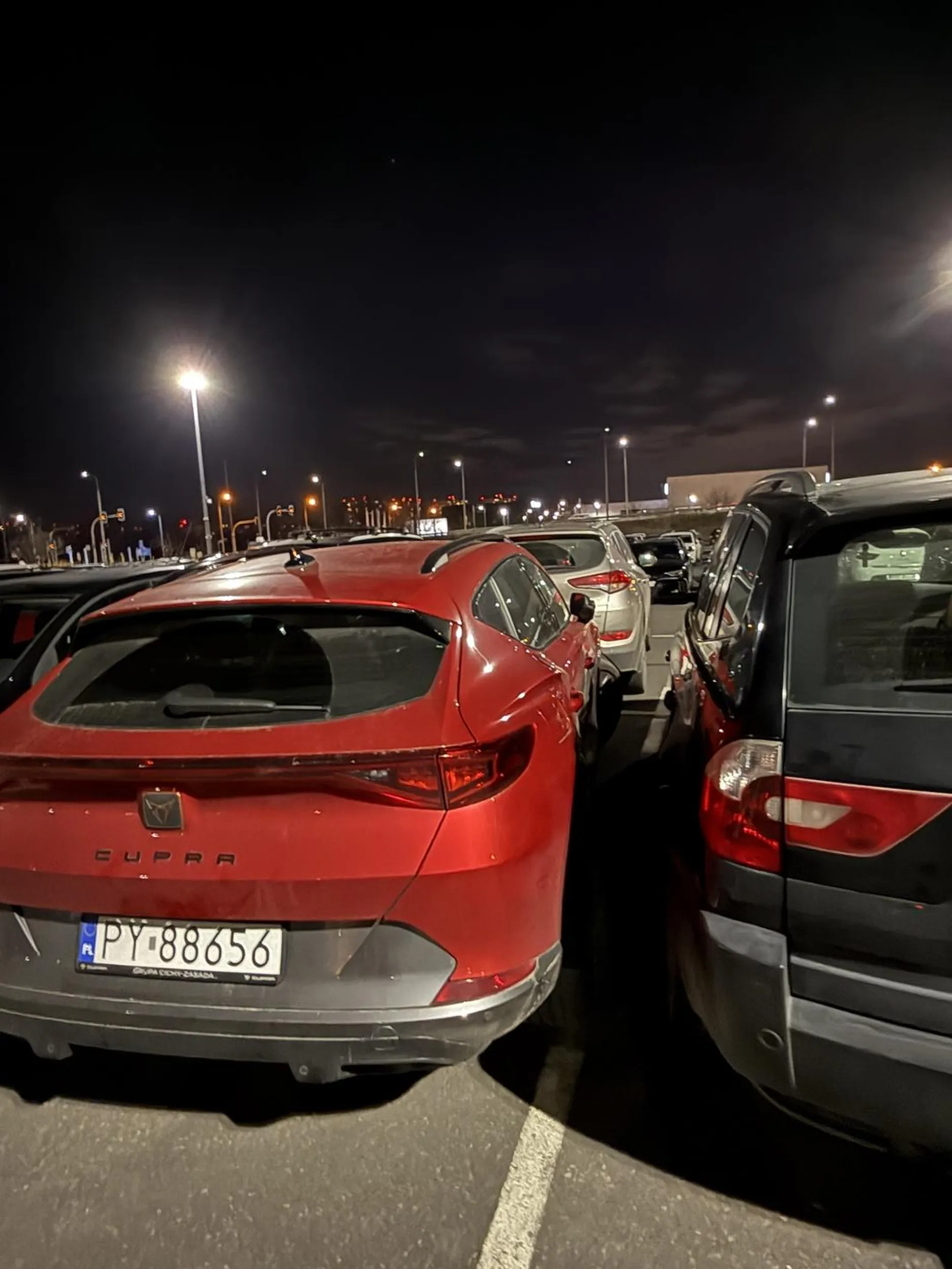 Uważać na niego bo zaparkowałam na padkingu przy kinepolis i zastawił mi tak że nie mogłam wejść do samochodu.