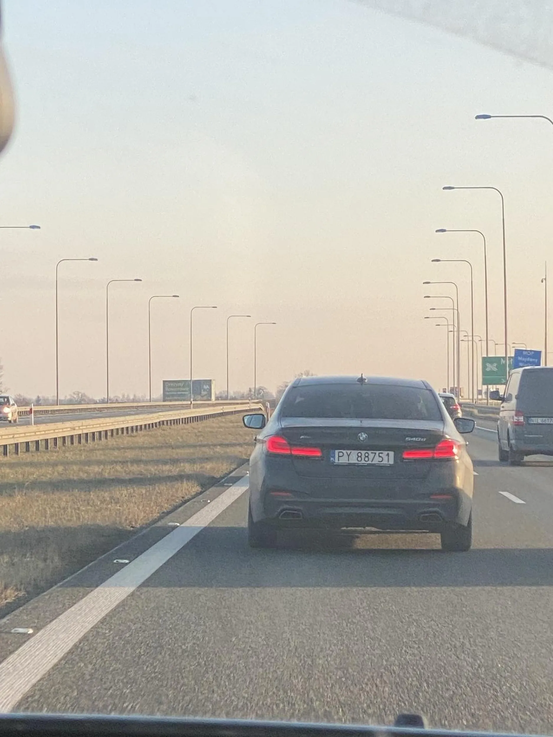 Młodziak dorwał się do BMW i zapierdala ponad 140 km na drodze gdzie ma 100 km. Próbuje się wpychać między samochody i jeszcze mruga by przyspieszać kierowców przed nim.