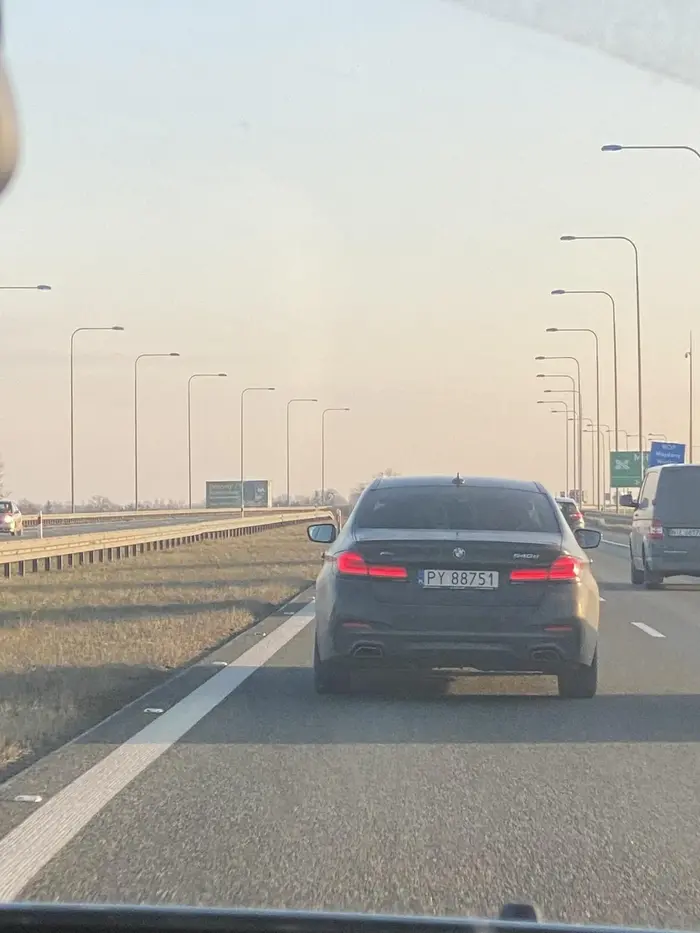Młodziak dorwał się do BMW i zapierdala ponad 140 km na drodze gdzie ma 100 km. Próbuje się wpychać między samochody i jeszcze mruga by przyspieszać kierowców przed nim.