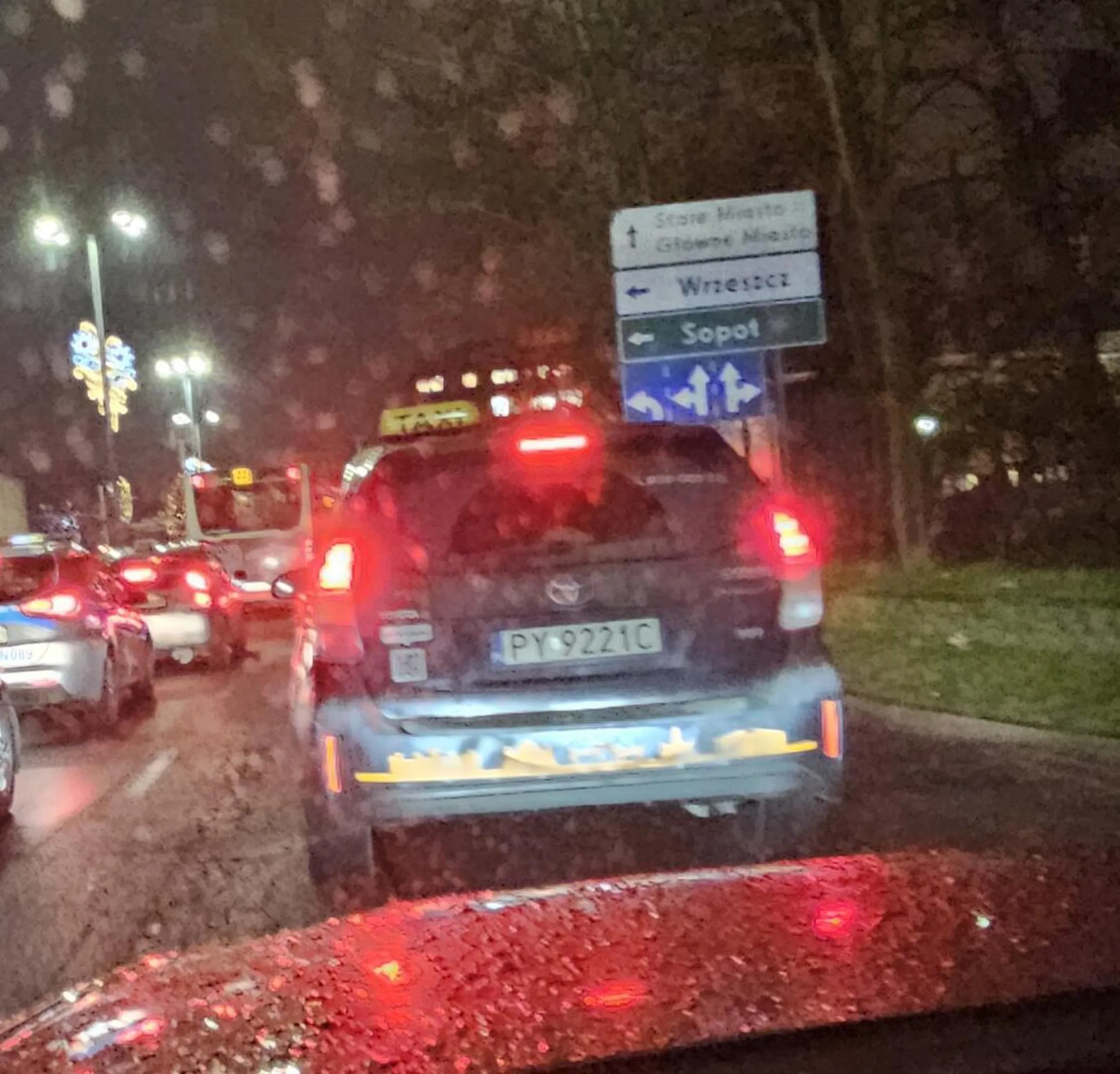 Kierowca taksówki, nie respektuje przepisów drogowych i nie zna się na sygnalizacji świetlnej, wymusza pierwszeństwo, a na zwrócenie uwagi sygnałem dźwiękowym pokazuje przez szybę środkowy palec...