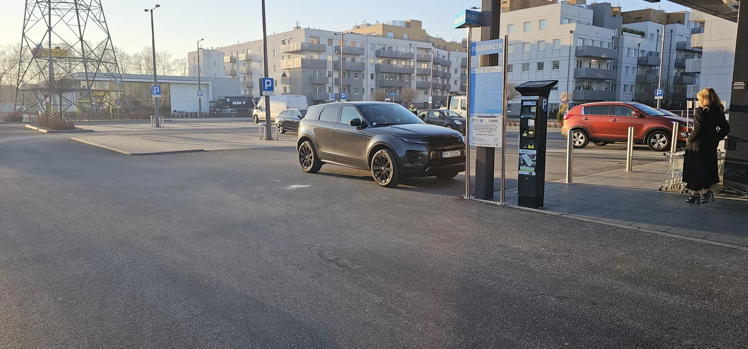 Kobieta się parkuje jak jej pasuje.