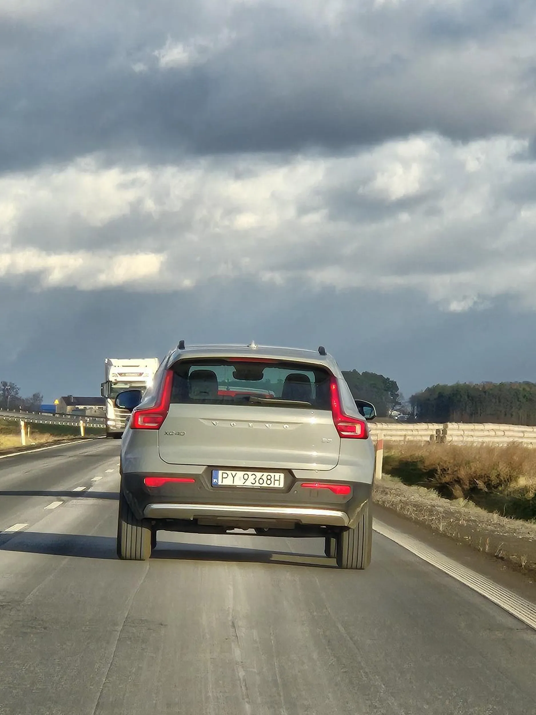 Pani bezczelnie wyrzuca plastikowe butelki na drogę wprost pod auto za nią.