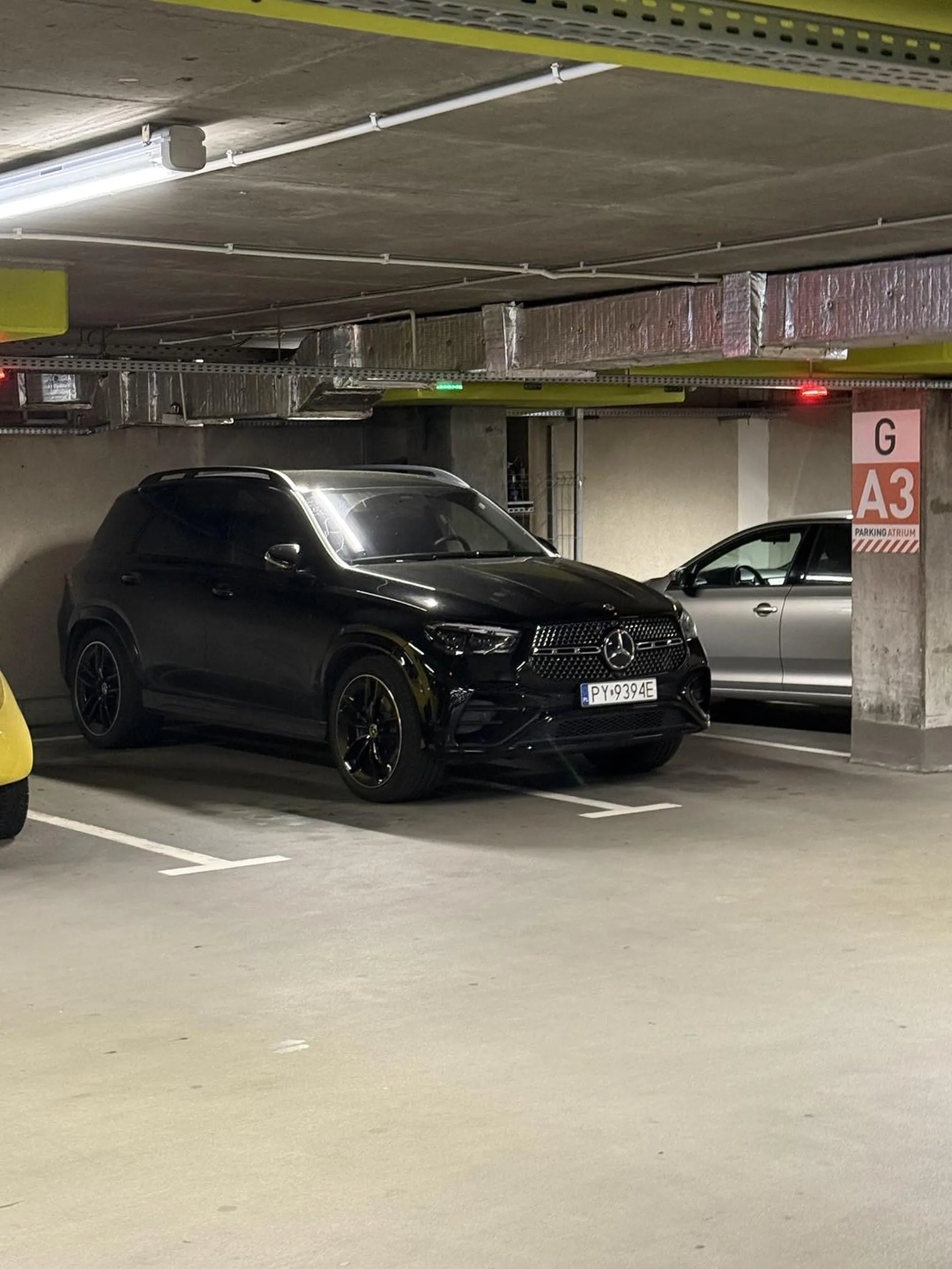 Mam duży samochód i nie potrafię parkować w liniach.