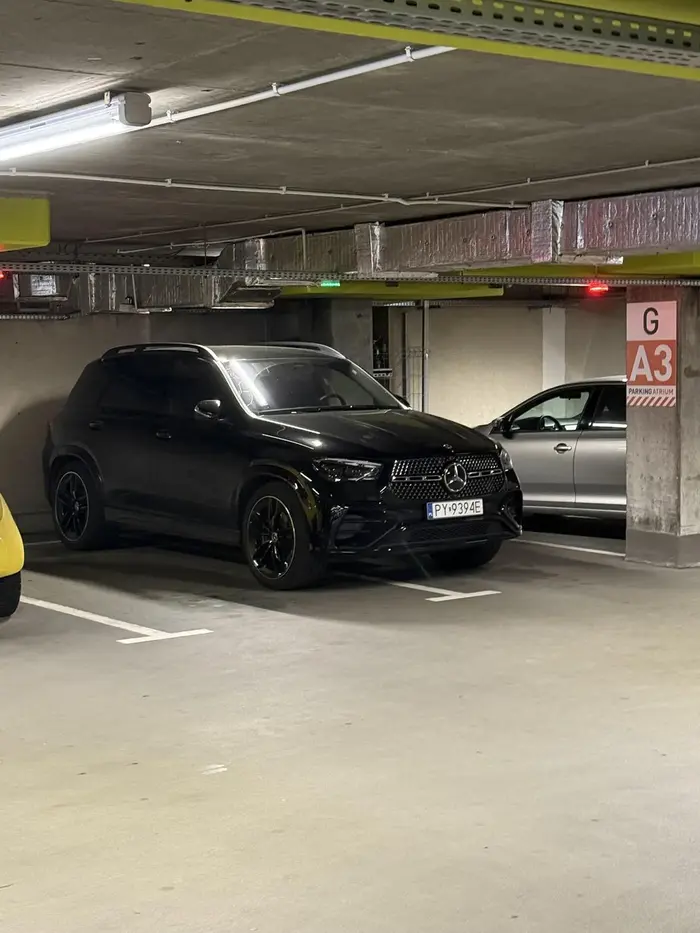 Mam duży samochód i nie potrafię parkować w liniach.