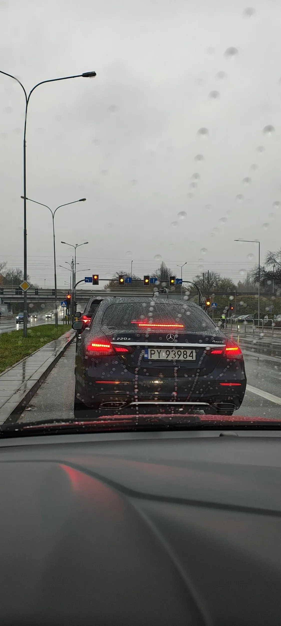 Wielki pusty łeb pcha się na grubość koszulki bo nie będzie czekał w kolejce , lepiej blokować środkowy pas a na koniec osioł pięknie dał pokaż na czerwonym. Daw o takiego durnia nie widziałem
