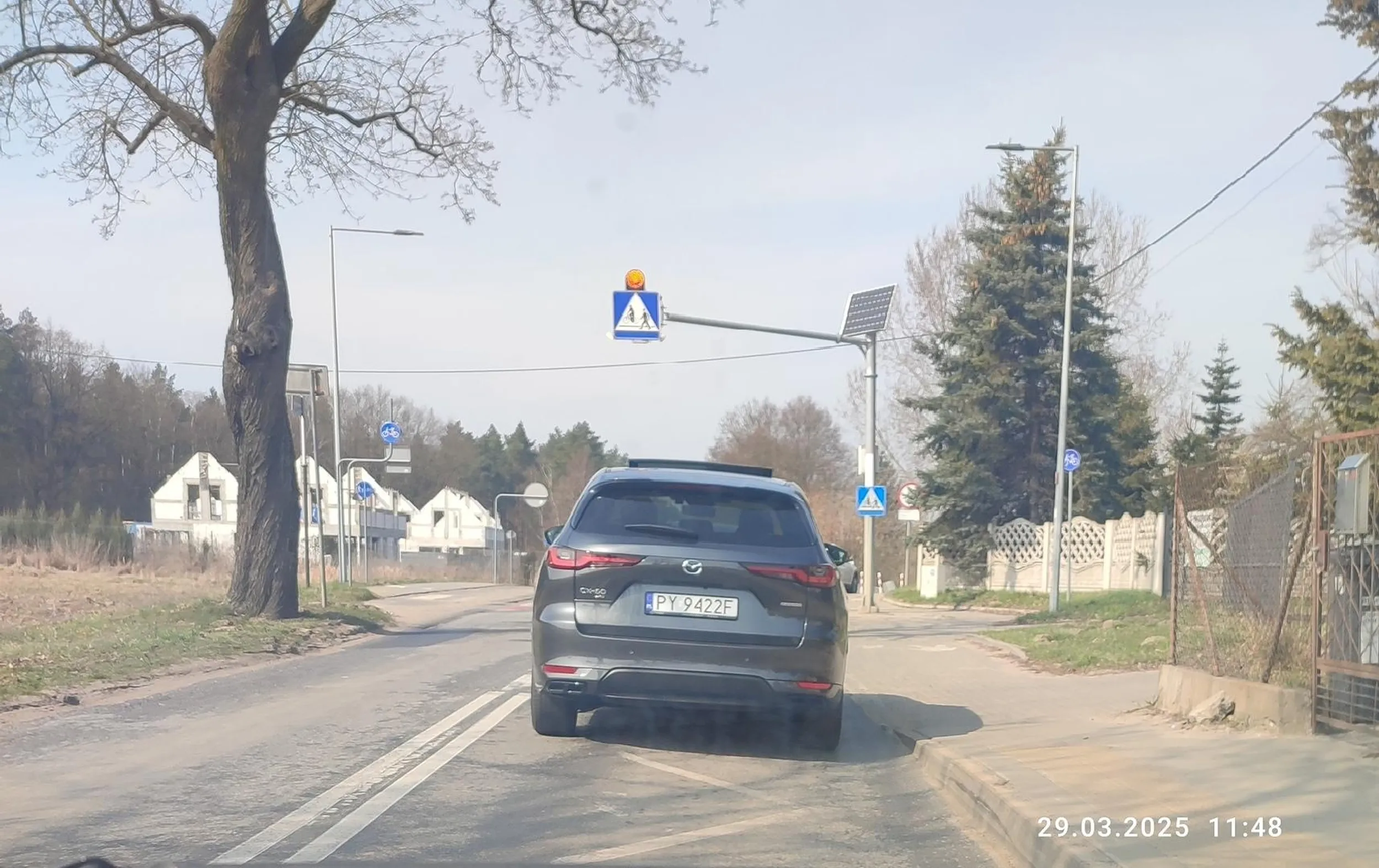 Kierowca lub pasażer pojazdu w dniu 29.03. ok godz 11 jadący ul. Naramowicką po skonsumowaniu batonika bez pardonu wyrzucił śmieci przez okno. Wiadomo nie można przecież rzucać papierków pod nogi w nowej Maździe, co innego pod koła innych użytkowników ? Brawo