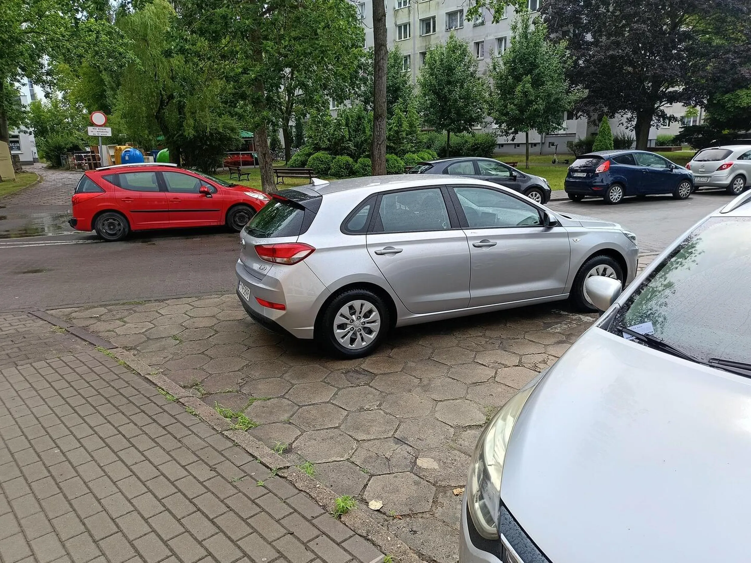 Na moich oczach Pani stanęła w ten sposób, w miejscu gdzie spokojnie stają 2 auta, na ciasnym parkingu gdzie o miejsce bardzo ciężko. Nie pozdrawiam