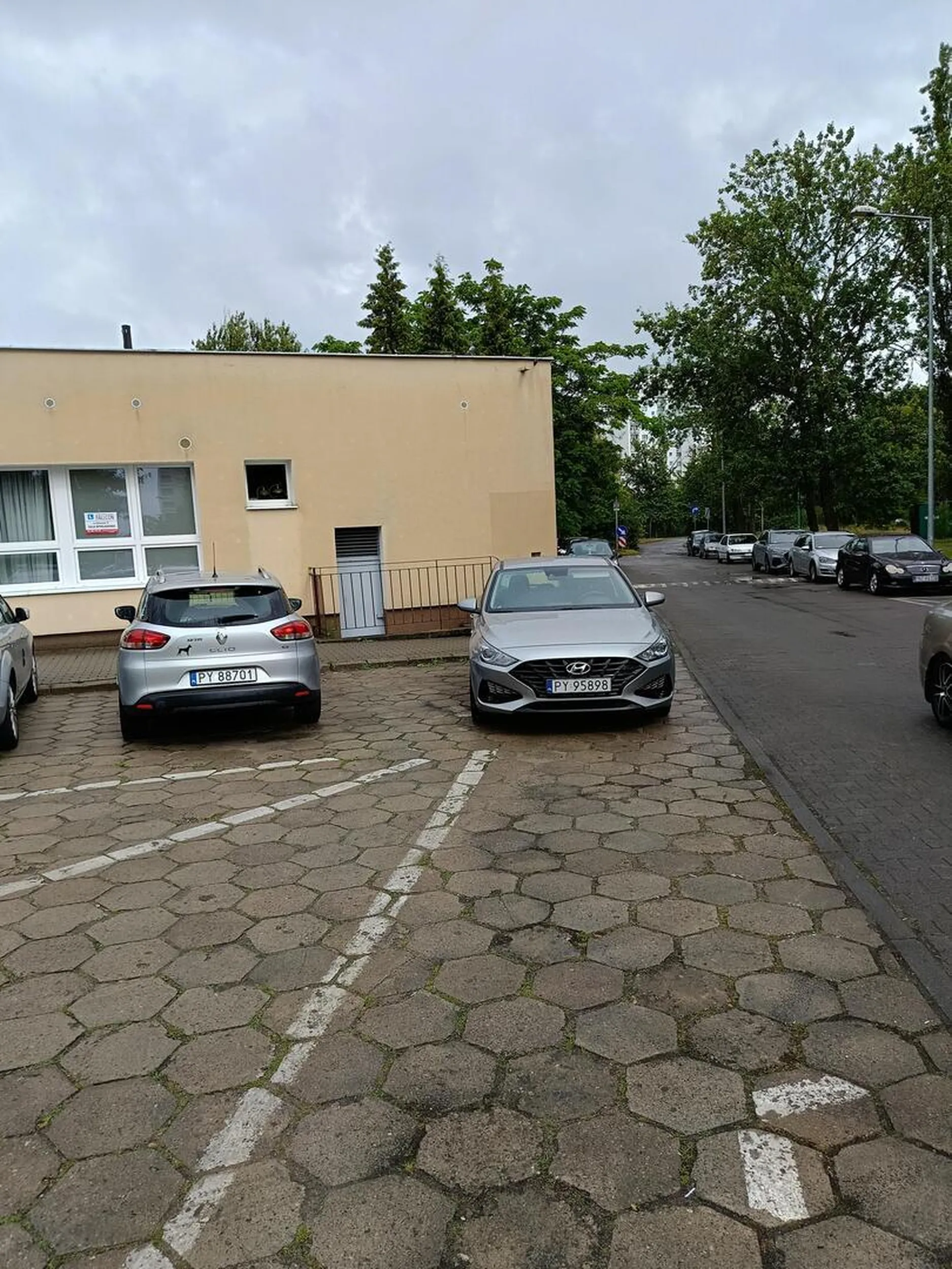 Na moich oczach Pani stanęła w ten sposób, w miejscu gdzie spokojnie stają 2 auta, na ciasnym parkingu gdzie o miejsce bardzo ciężko. Nie pozdrawiam