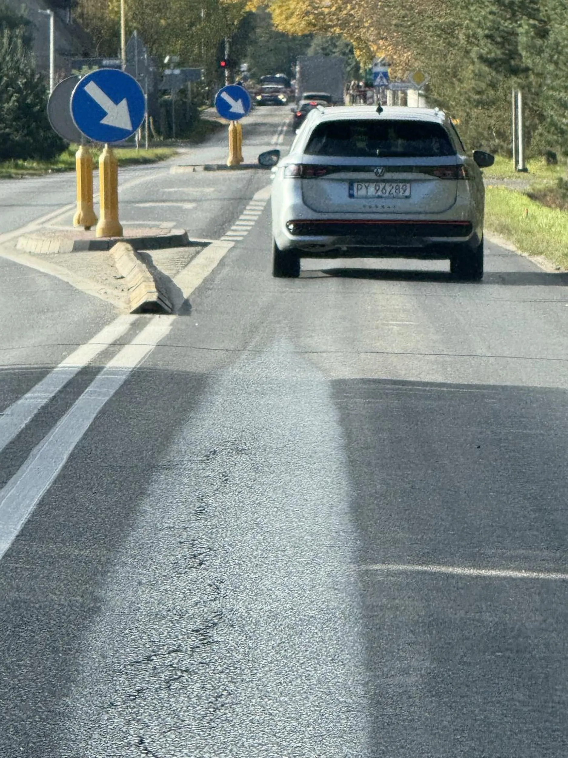 Cwaniaczek który nie stosuje się do zasad ruchu drogowego, wymuszanie pierwszeństwa i jazda na czerwonym świetle.