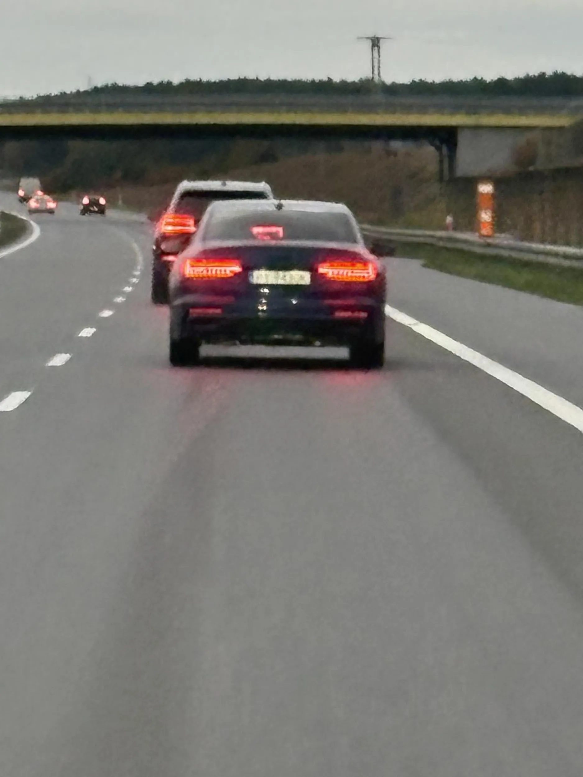 Pirat drogowy myśli że na autostradzie jest bogiem . Wymusza światłami zjazd na inny pas oraz trzyma się tyłu samochodu . Wyprzedza i hamuje .