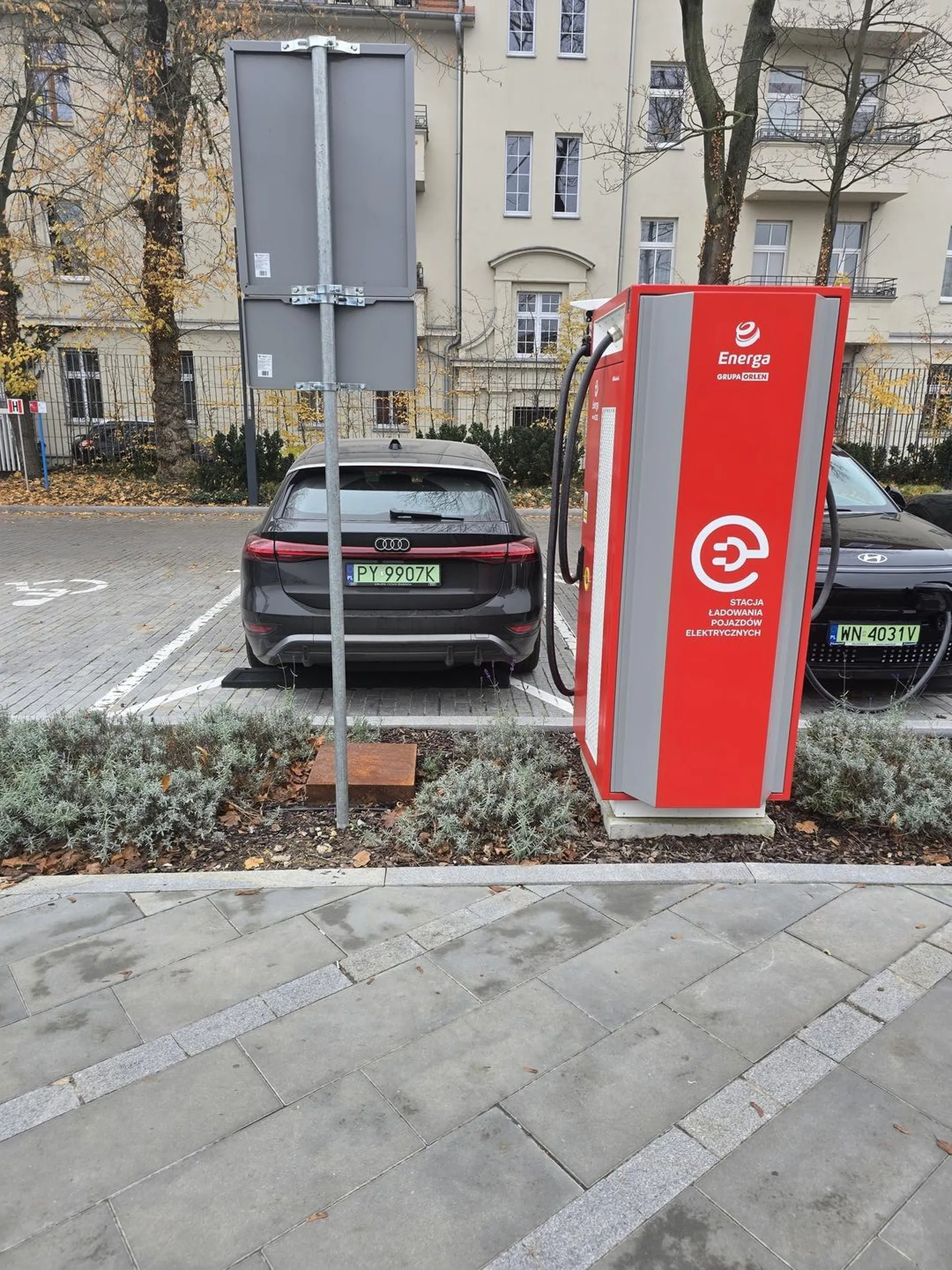 Gościu, który nie rozumie, że nie jest sam. Miejsce jest dla aktywnie ładujących auto a nie dla przyzwoitek.