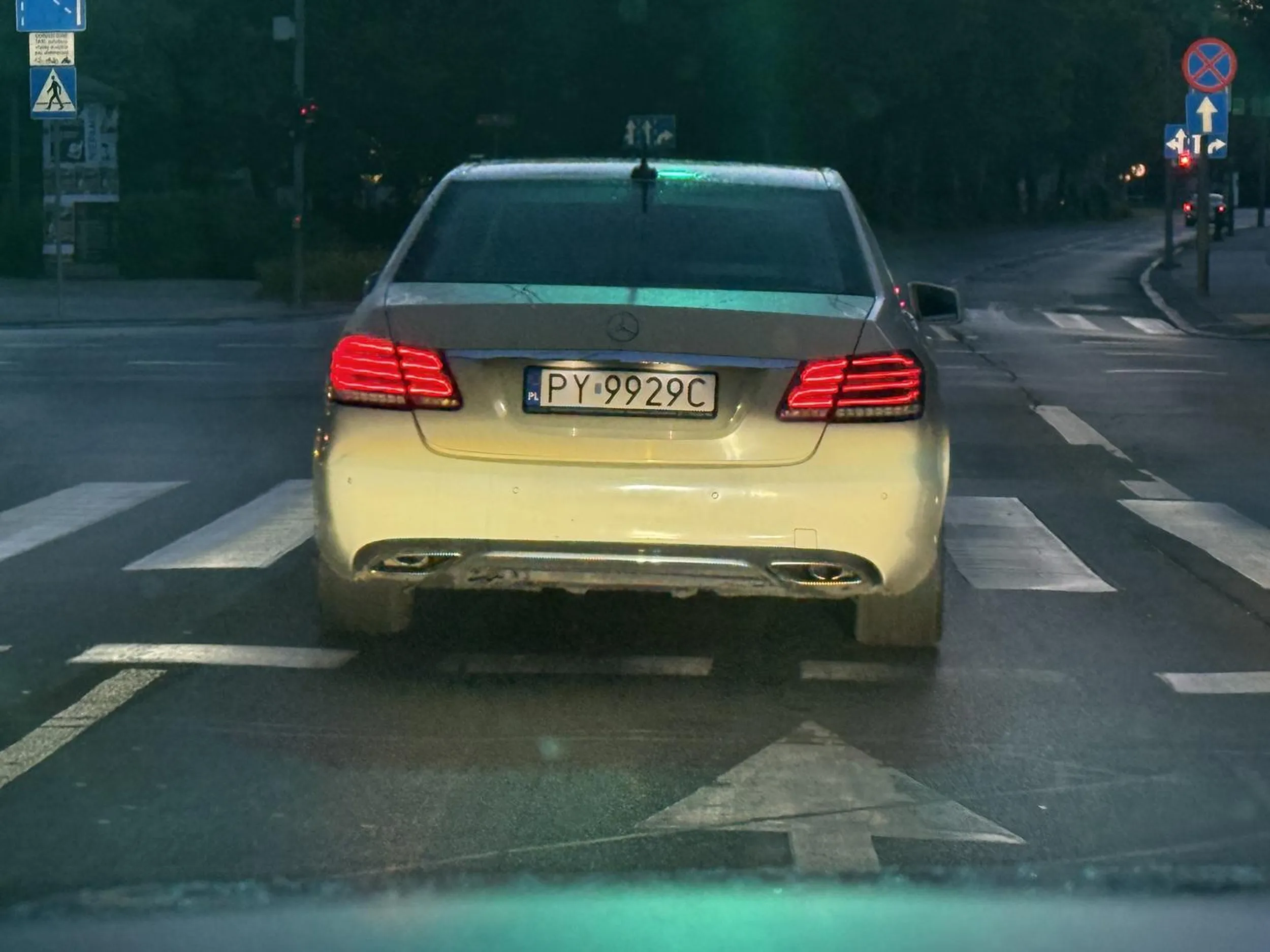 Lawirowanie między samochodami w środku miasta bez kierunkowskazów, wymuszanie bo jemu się śpieszy. Jadąc zanim zwykłym tempem doganiałem go na każdych światłach.