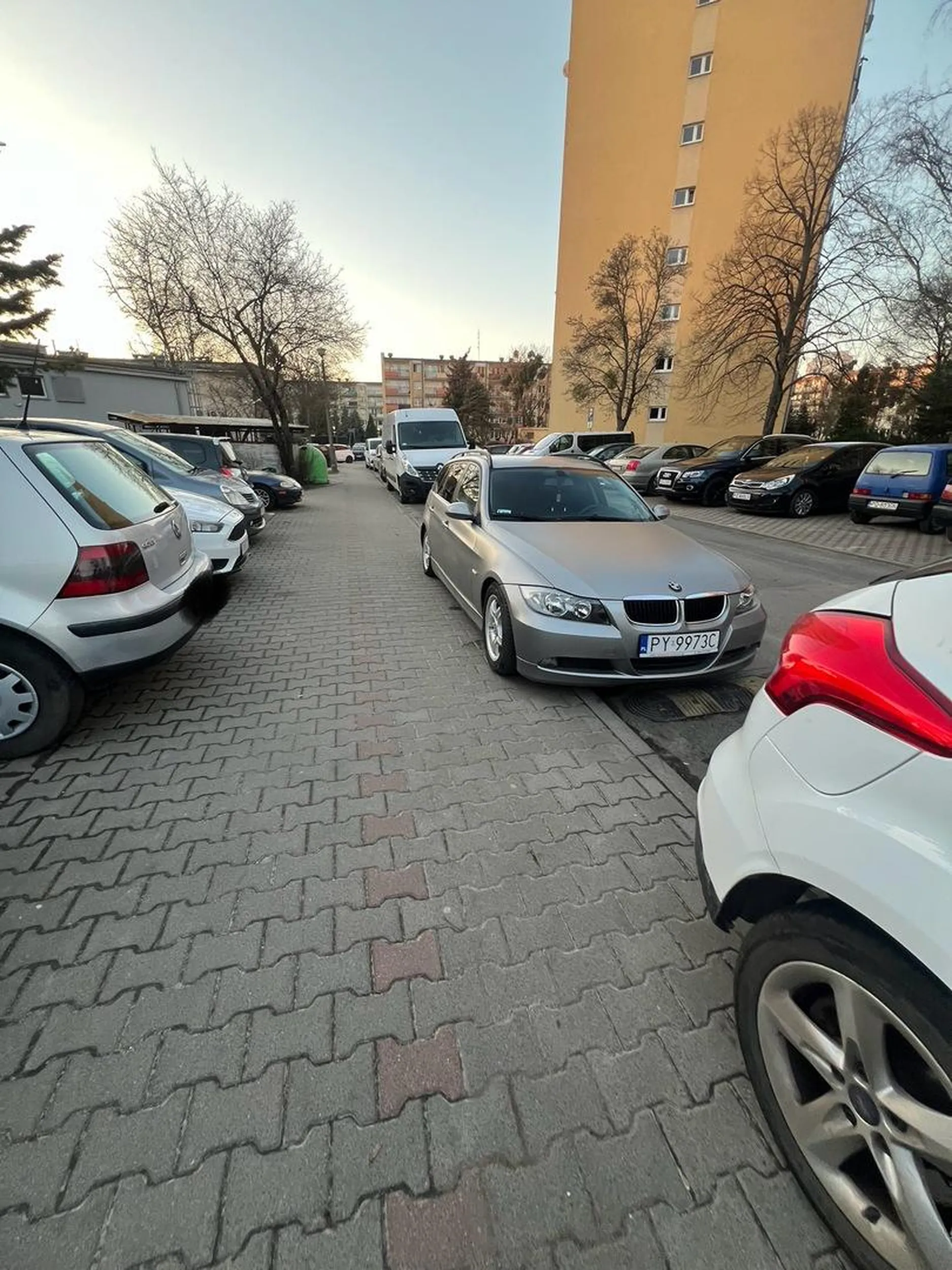 Czub zablokował swoim szrotem wyjazd, przyszedł wielce po 40minutach i z bezczelnym uśmieszkiem odjechał bez żadnego przepraszam, na szczęście tego łba nie zdążyła przyjechać policja