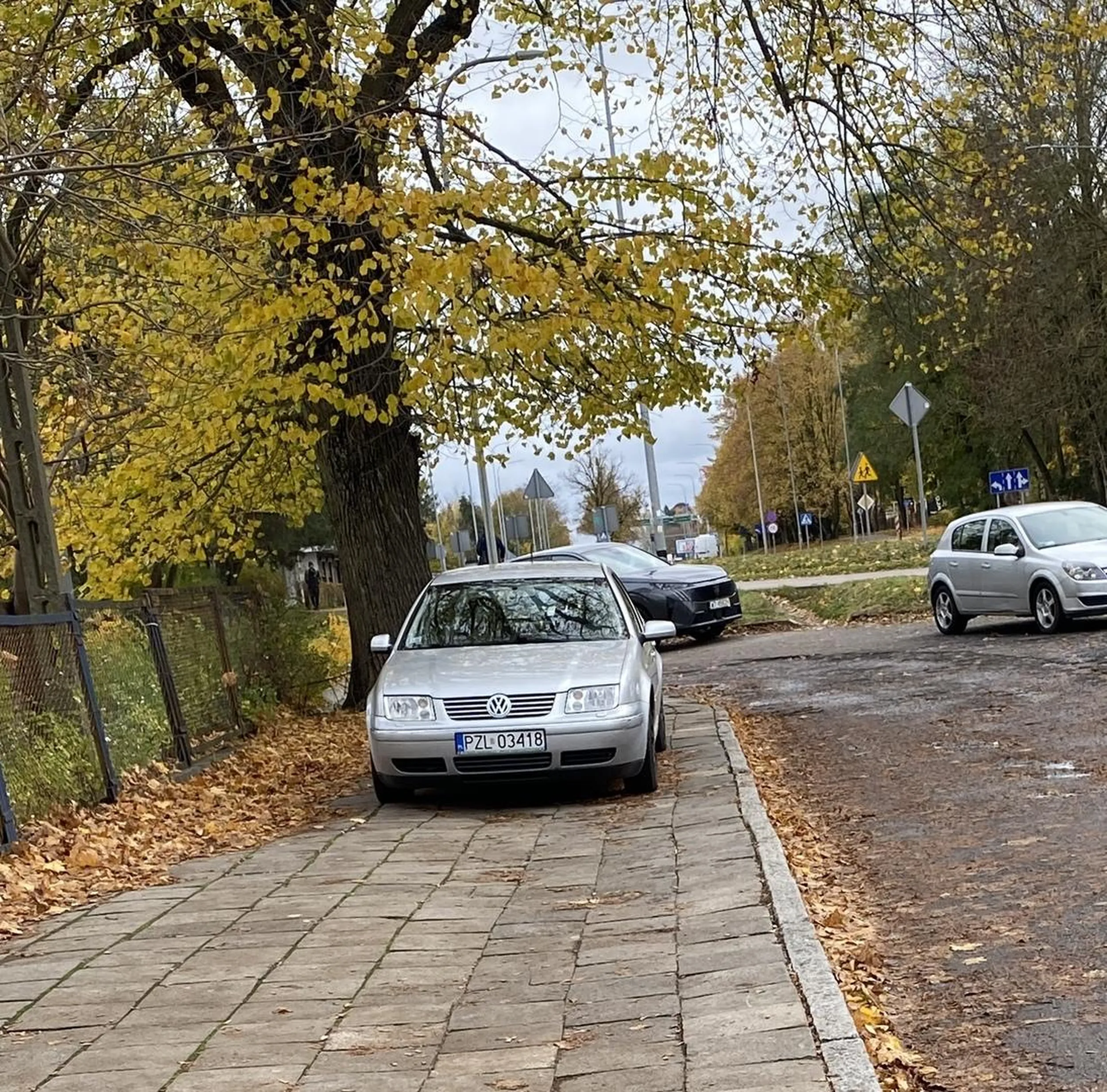 Można przy ulicy, albo kołem na krawężniku, ale po co?