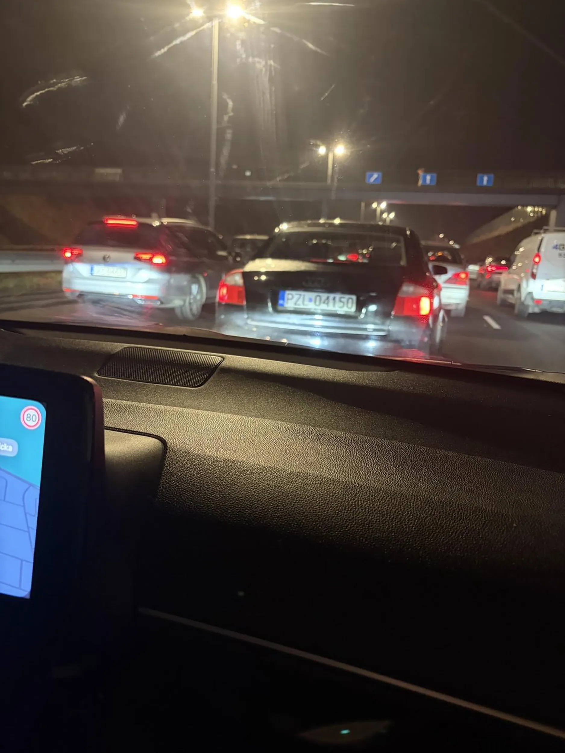 Niech kierowca nauczy się jeździć w korku, bo robi 100m odstępu od samochodu przed nim