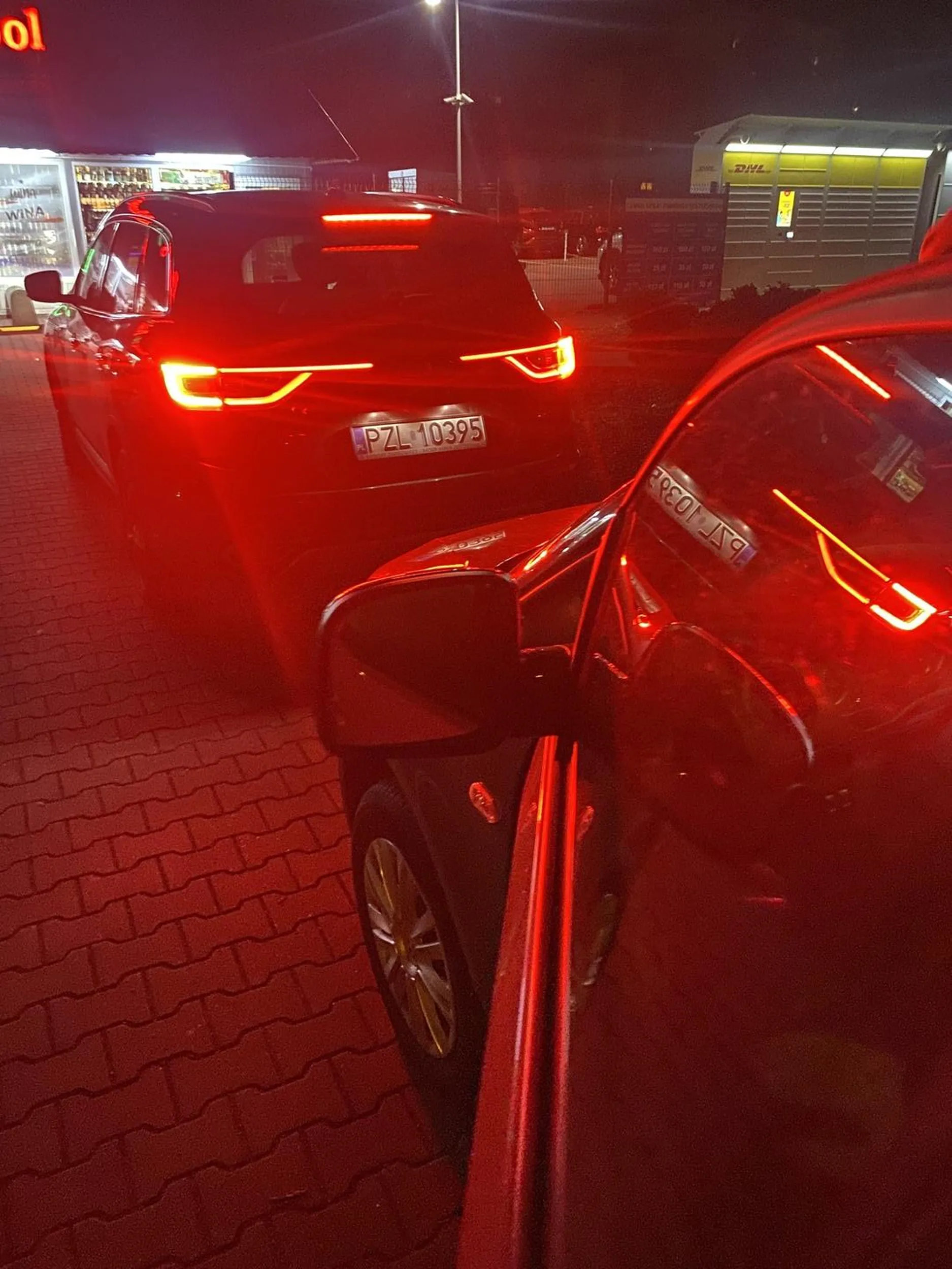 Kobieta, wycofując nie patrząc w lusterka wjechała w mój samochód. Brak słów do opisania tłumaczeń kobiety brak słów do niesamowitego manewru.