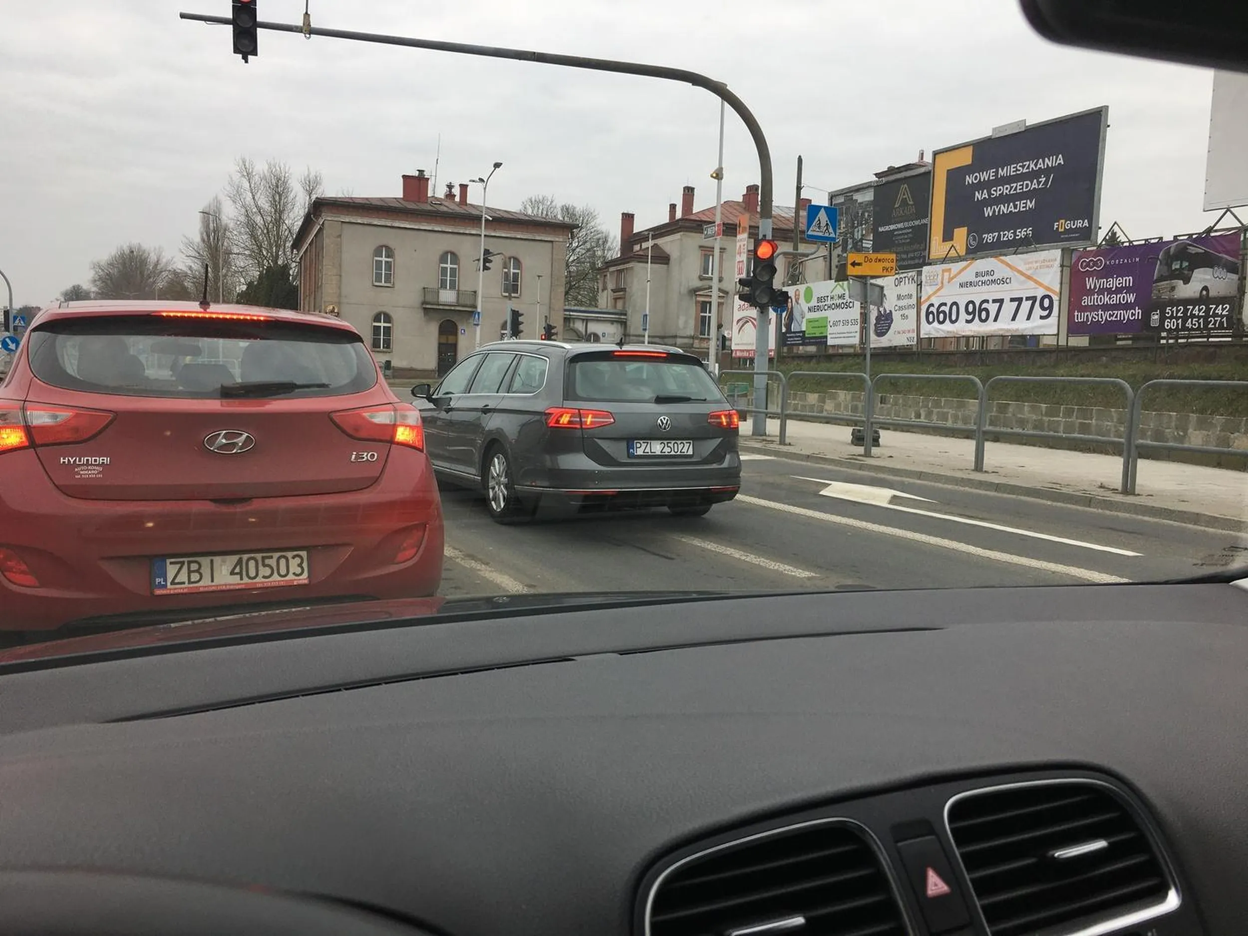 Do kierowcy VW : proszę dostosować się do zasad ruchu drogowego. Jeździsz jakbyś był sam na drodze. Przez twoja nie uwagę miałbyś dwie stłuczki. Jedną na parkingu przy Bricomarche, drugą zaś przy dworcu PKP. Jeśli jesteś pierwszy raz w mieście to popatrz na innych kierowców.