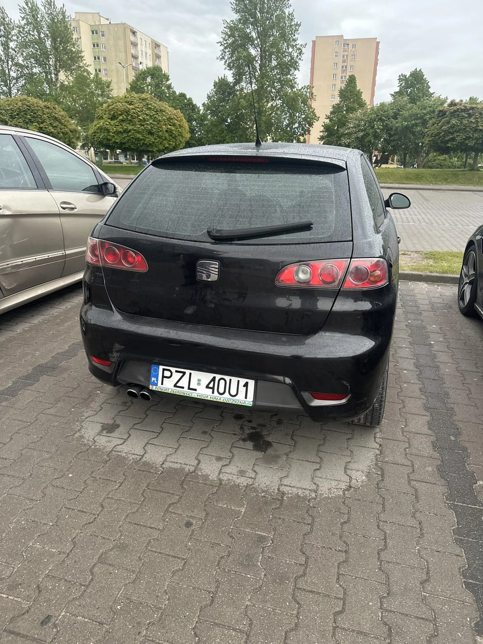 Wariacik leci ostro bokiem na rondzie, w Poznaniu może to przechodzi ale u nas w Koszalinie zasady są sztywne i jasne. Oby nie wleciał kiedyś w starą bebe na pasach jak mój ulubiony polityk z lat 2000s