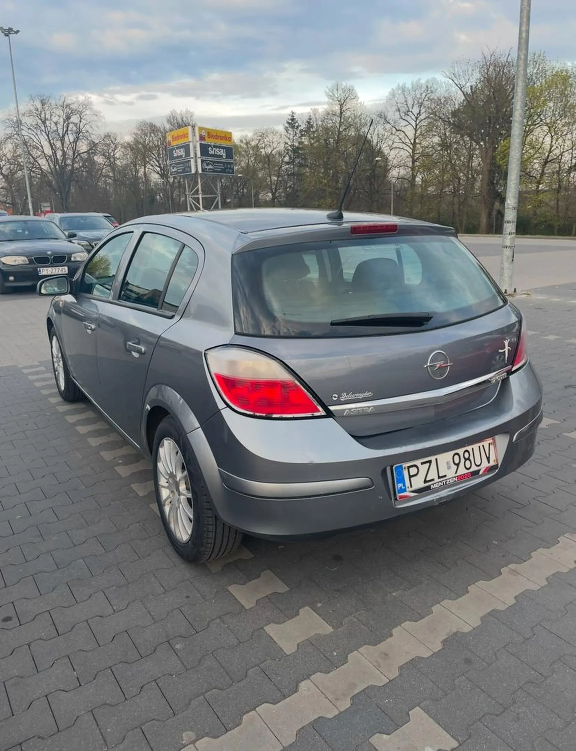 kierowca jeździ na dupie, w ogóle nie utrzymuje odstępu, nie zapominajmy o tym, że parkuje jak totalny dupek.