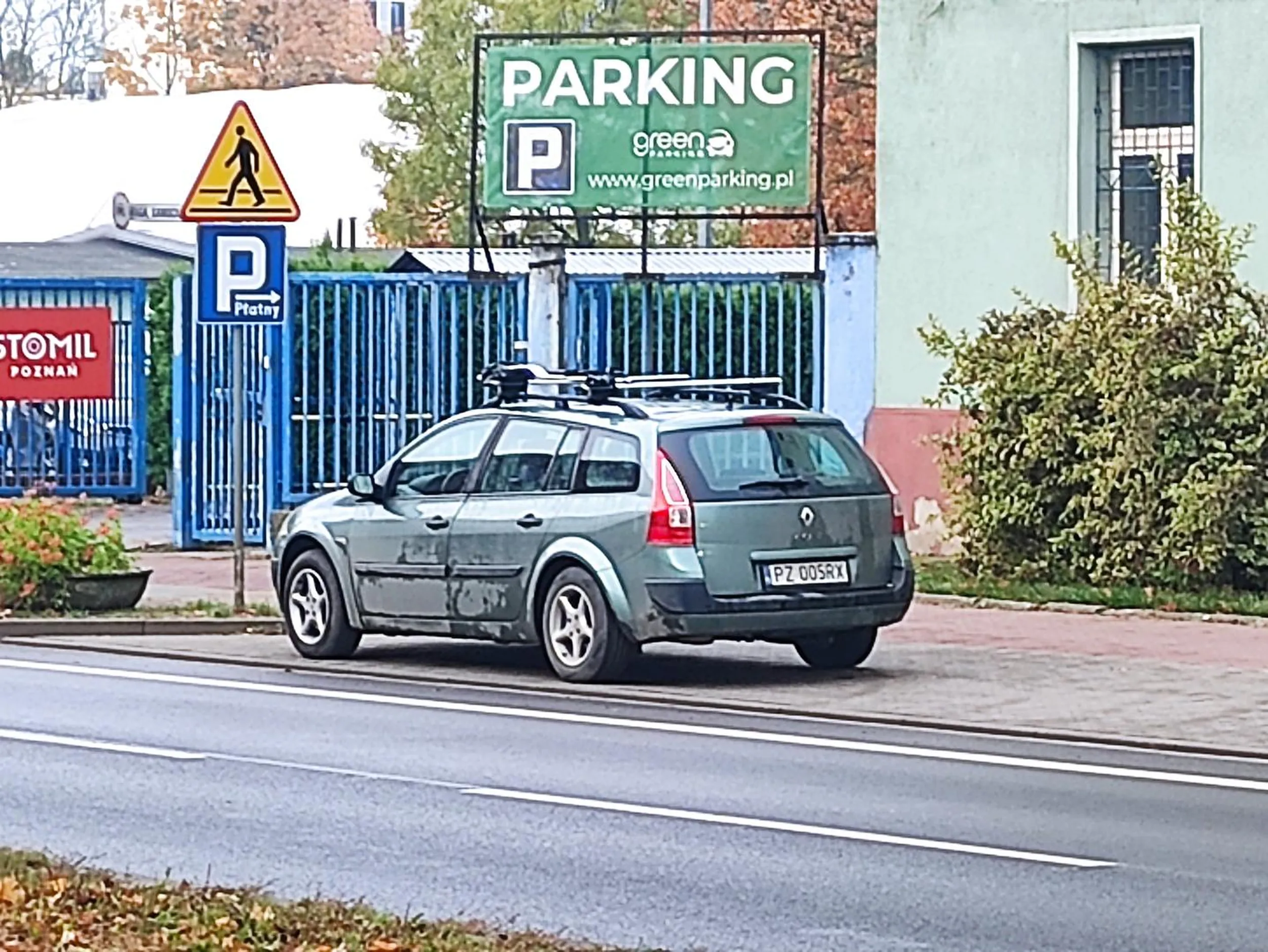 Pakujesz na zakazie (B-36) mając zupełnie obok ogólnodostępny parking z wolnymi miejscami! Takie januszostwo - nie będę płacił 3 zł/h, skoro tu mogę "na chwilę".