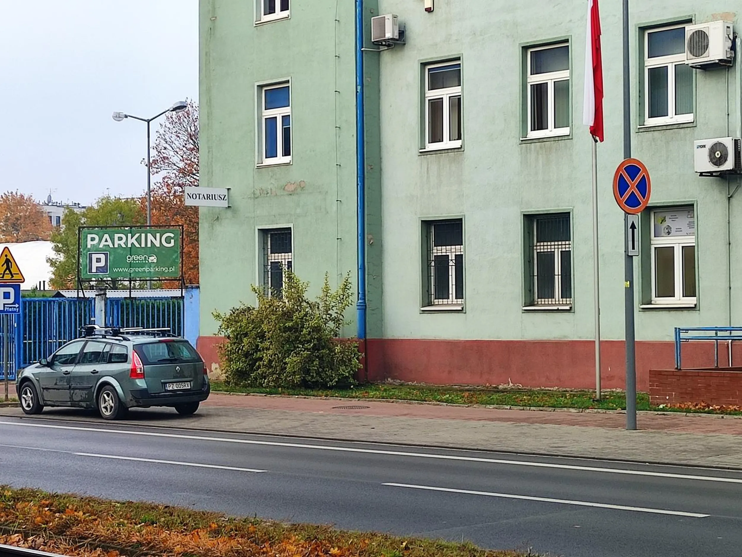 Pakujesz na zakazie (B-36) mając zupełnie obok ogólnodostępny parking z wolnymi miejscami! Takie januszostwo - nie będę płacił 3 zł/h, skoro tu mogę "na chwilę".