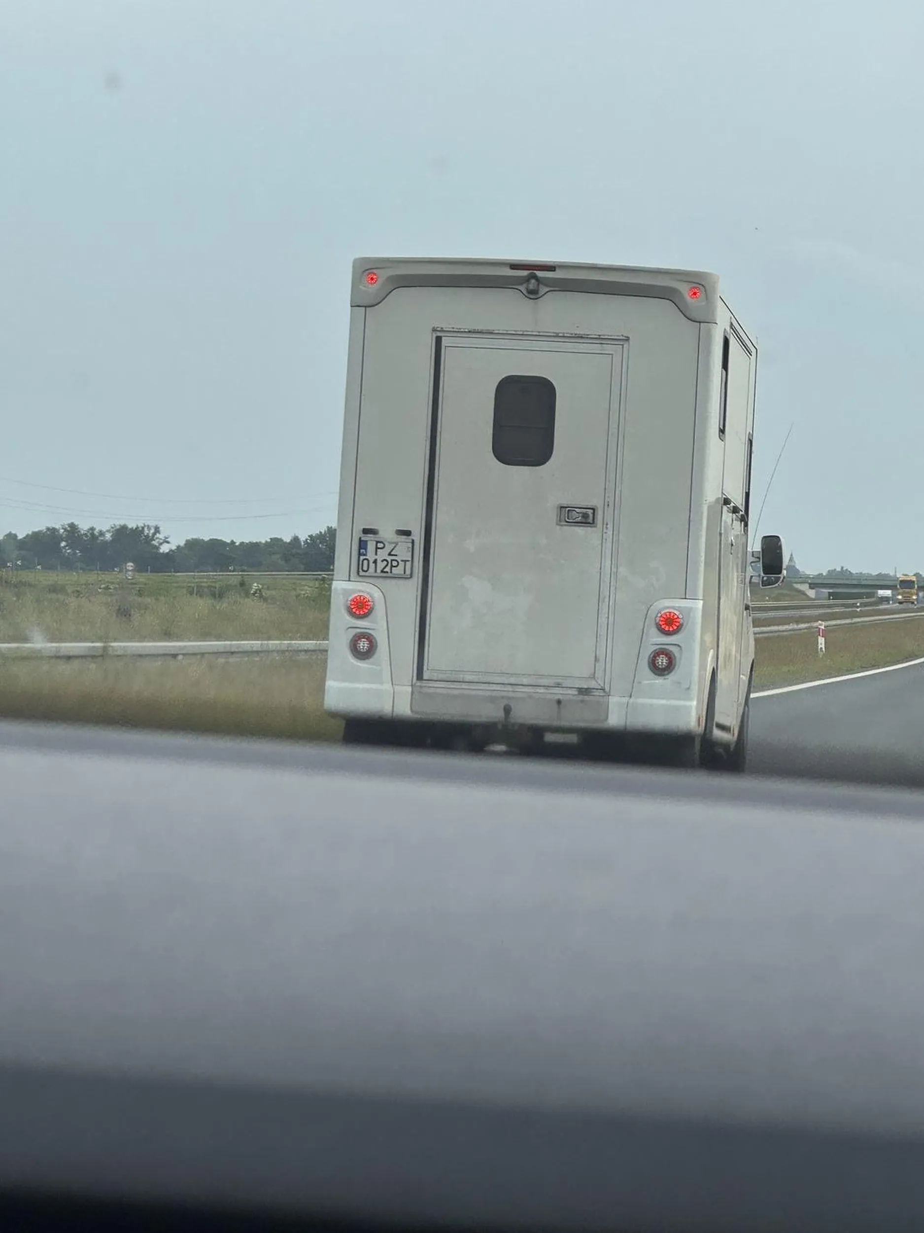 Gość na autostradzie raz lewym raz prawym, wyprzedza, potem wyhamowuje przed tobą specjalnie, potem znowu zjeżdża za ciebie i jeszcze miga światłami. Strasznie niebezpieczna jazda.