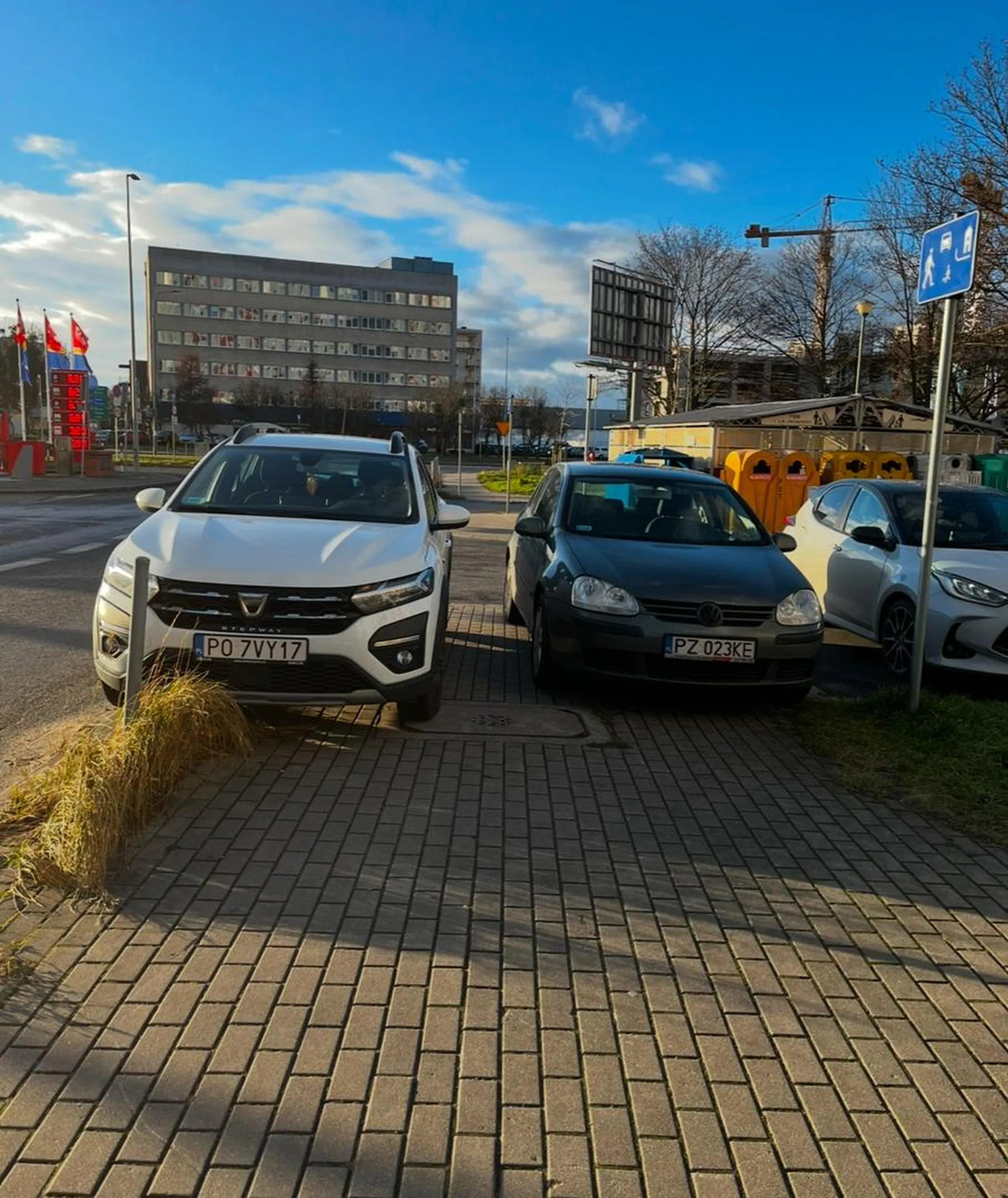 Dookoła pełno wolnych miejsc, ale najbardziej upodobał sobie parkowanie na chodniku. Zabiera miejsce pieszym i zasłania wyjazd ze strefy zamieszkania.