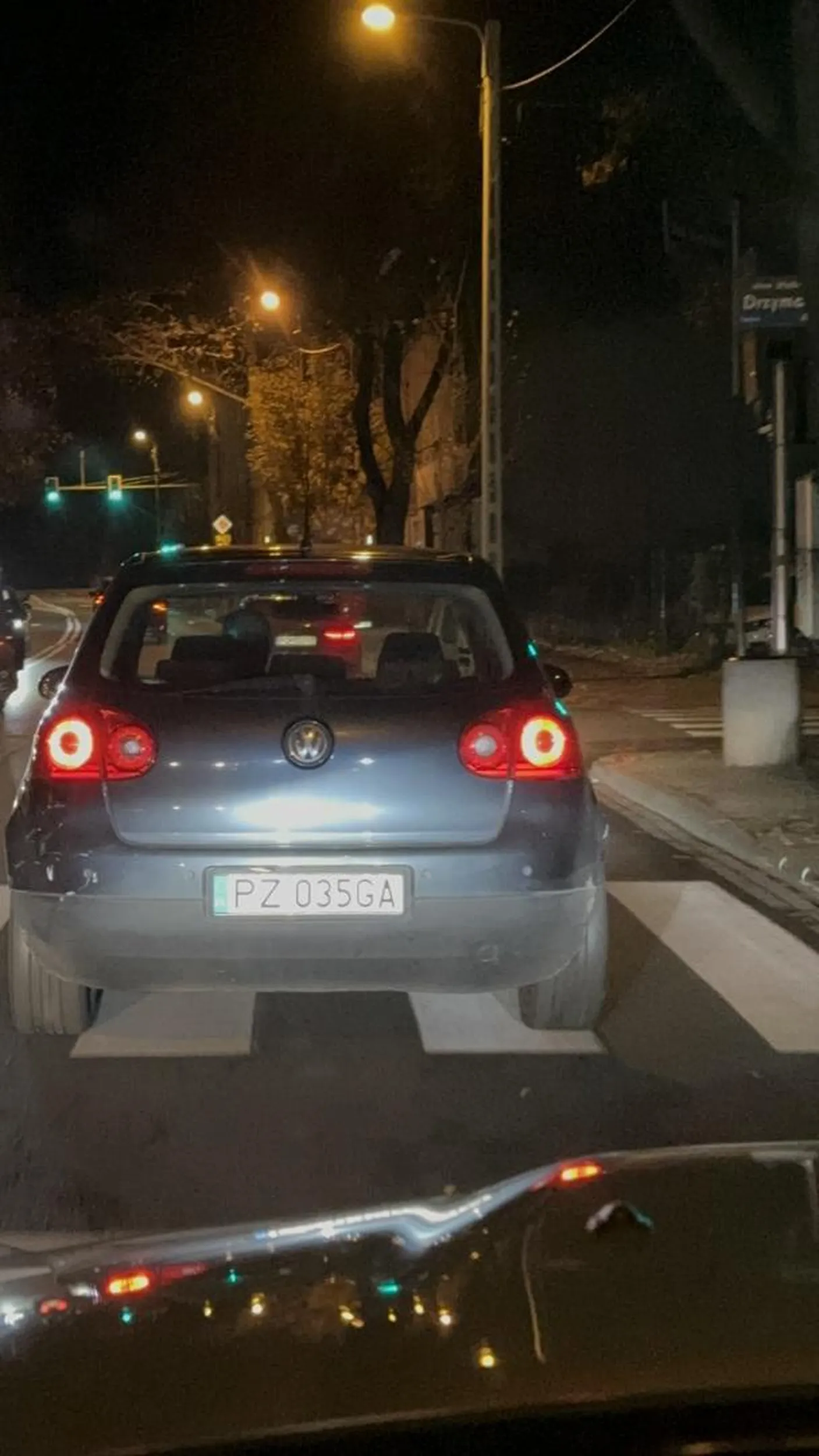 Kierowca ma problemy natury psychicznej. Próbował z pasa dla Autobusów mnie wyprzedzić mając czerwone światło i wjechać przed mnie na zwężeniu przed wiaduktem na ul. Kościelnej w Poznaniu. Z racji że się nie zmieścił to na następnych światłach wzięło mu się na pogawędkę, którą skoczyła się tym że opluł sobie szybę, próbując opluć mój samochód, a następnie z powodu że został wyśmiany rzucił butelką wody.