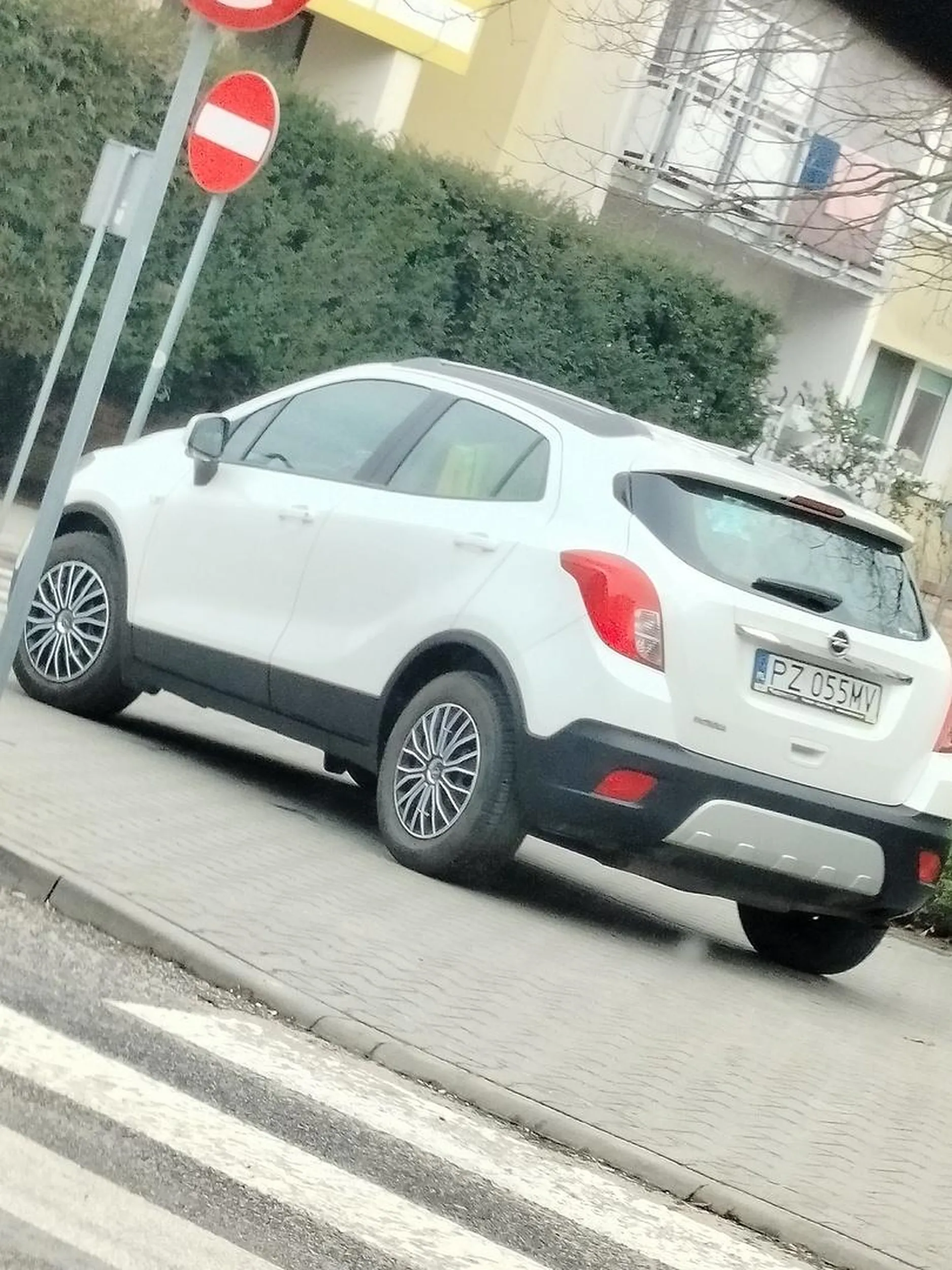 Piekne parkowanie na chodniku