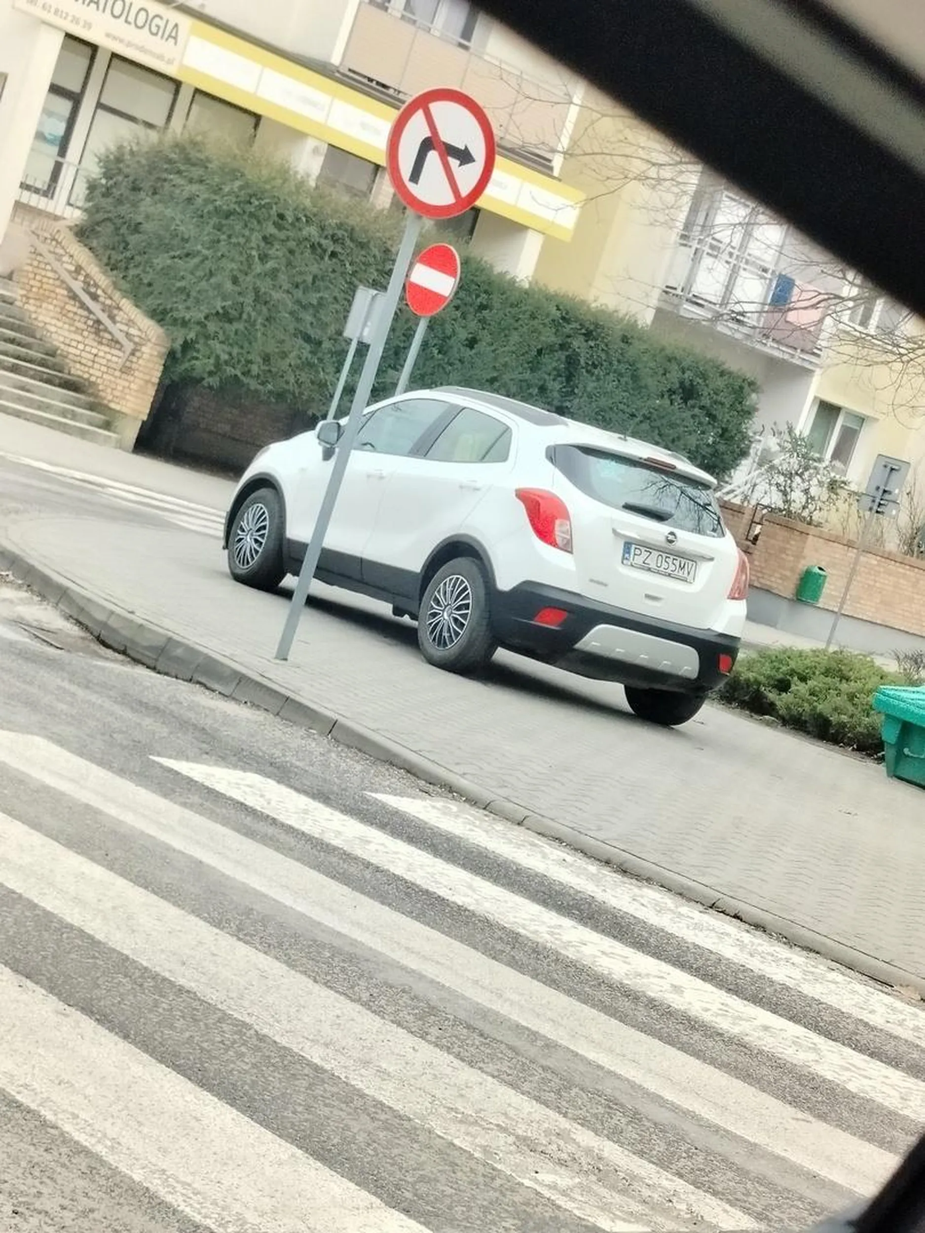 Piekne parkowanie na chodniku