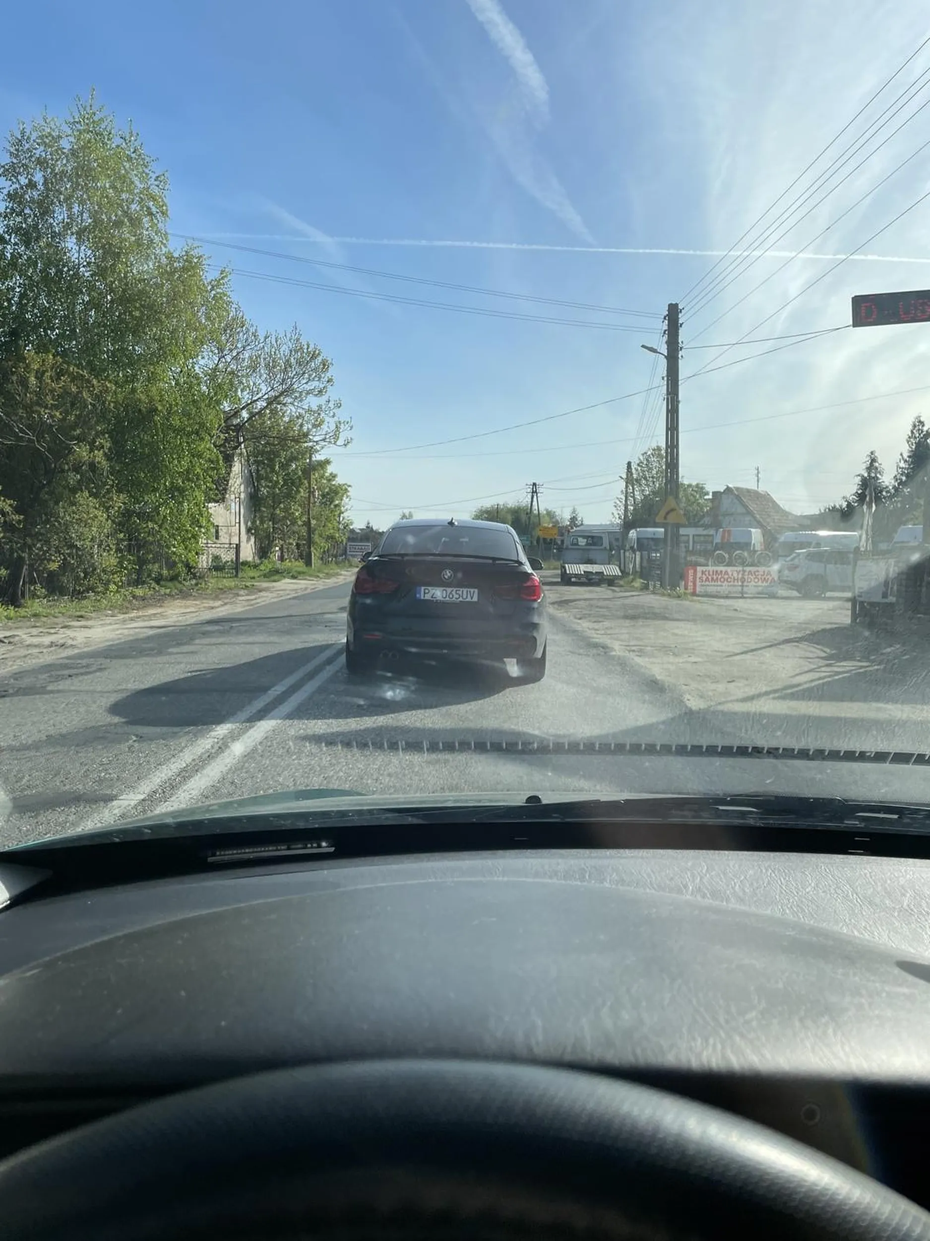 Wiesniara wymusza pierwszeństwo po czym Macha łapami i wyprzedza na podwójnej ciągłej, łeb zmielony.