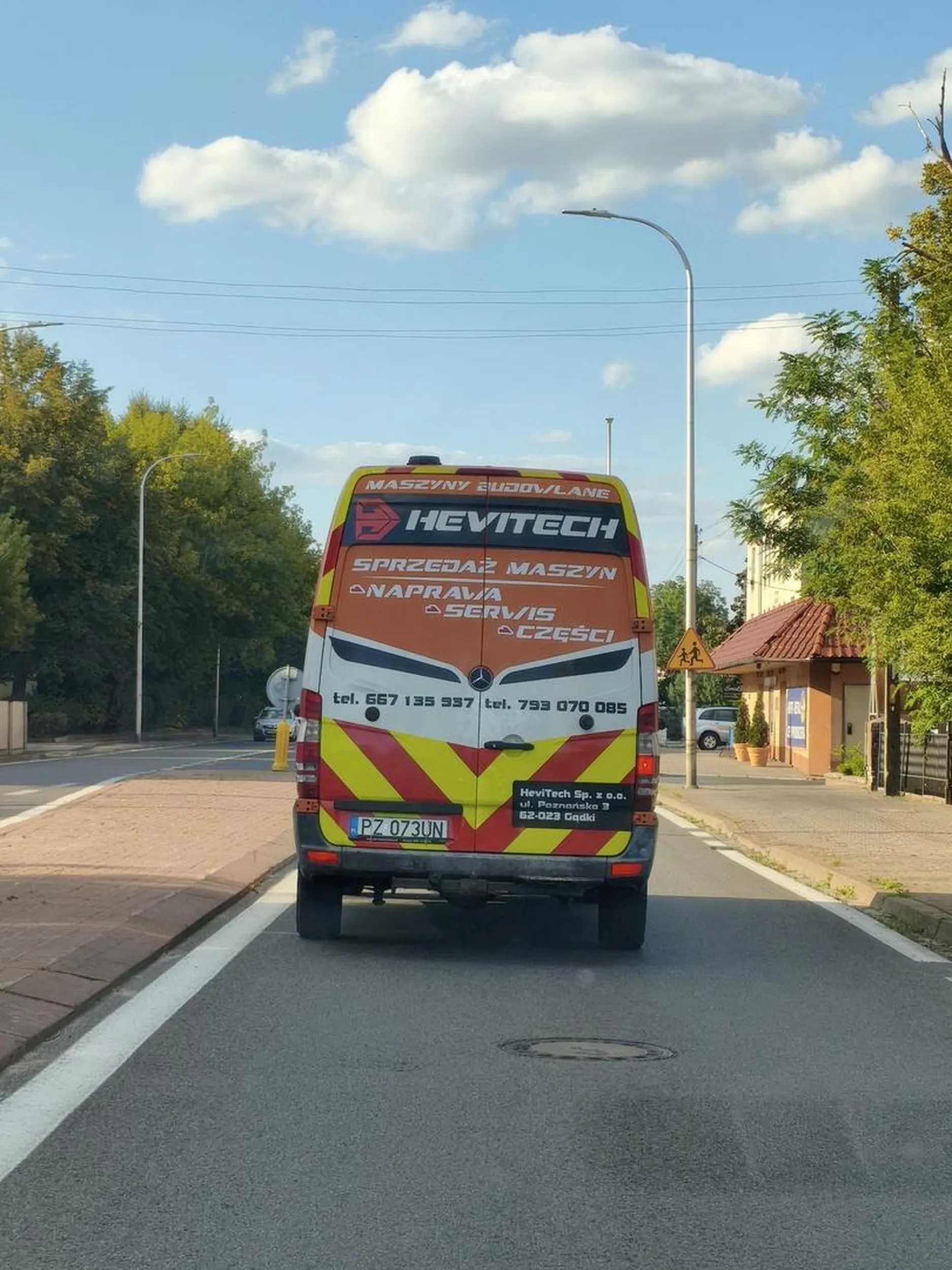 Dżentelmen z tego Mercedesa sprintera wymusza pierwszeństwo, po czym na użycie klaksonu przy gwałtownym hamowaniu pozdrawia środkowym palcem. Bardzo dobrych kierowców macie w firmie heavytech. Dane firmy na aucie.