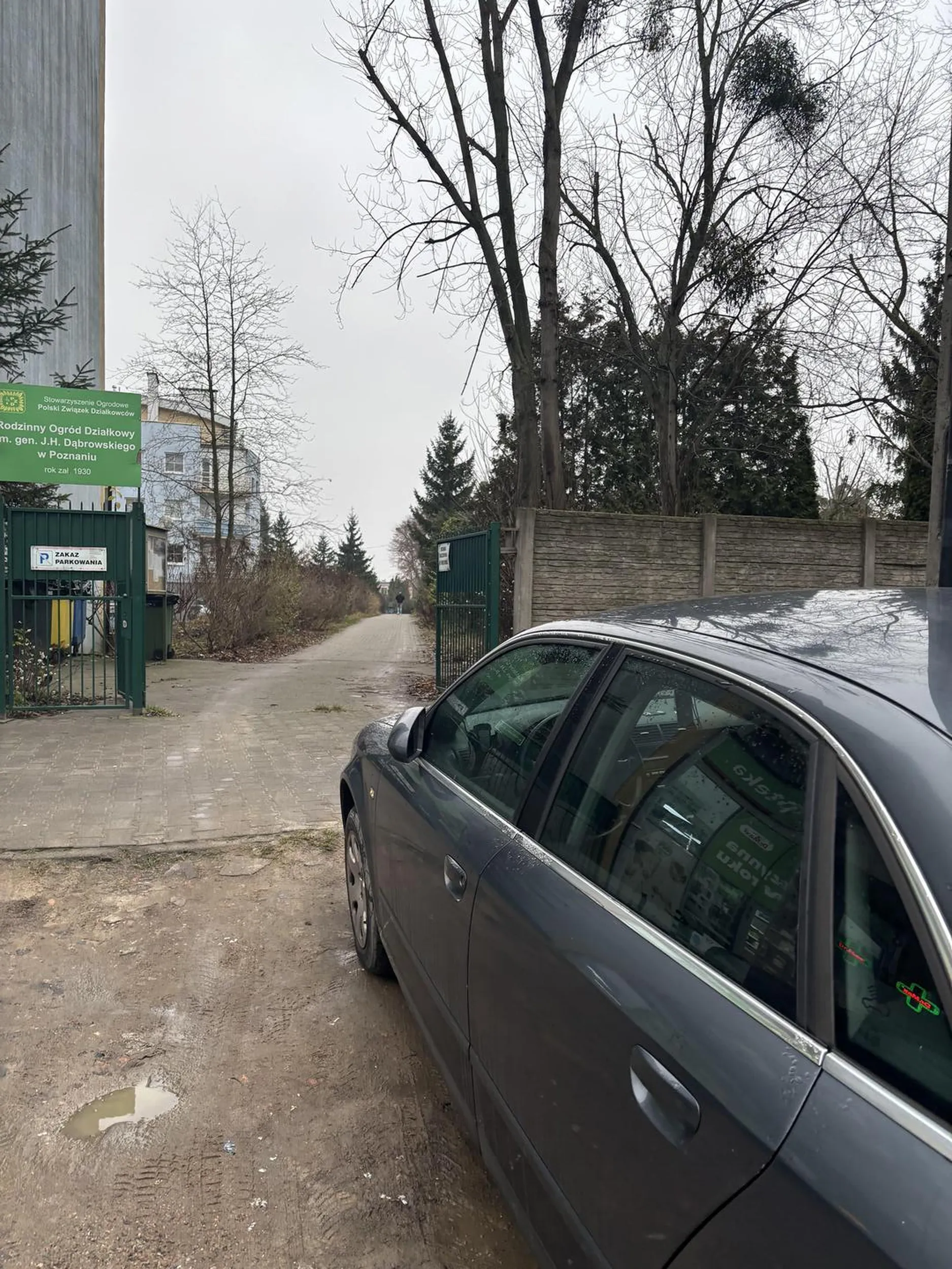 Burak zastawił wjazd przez bramę…