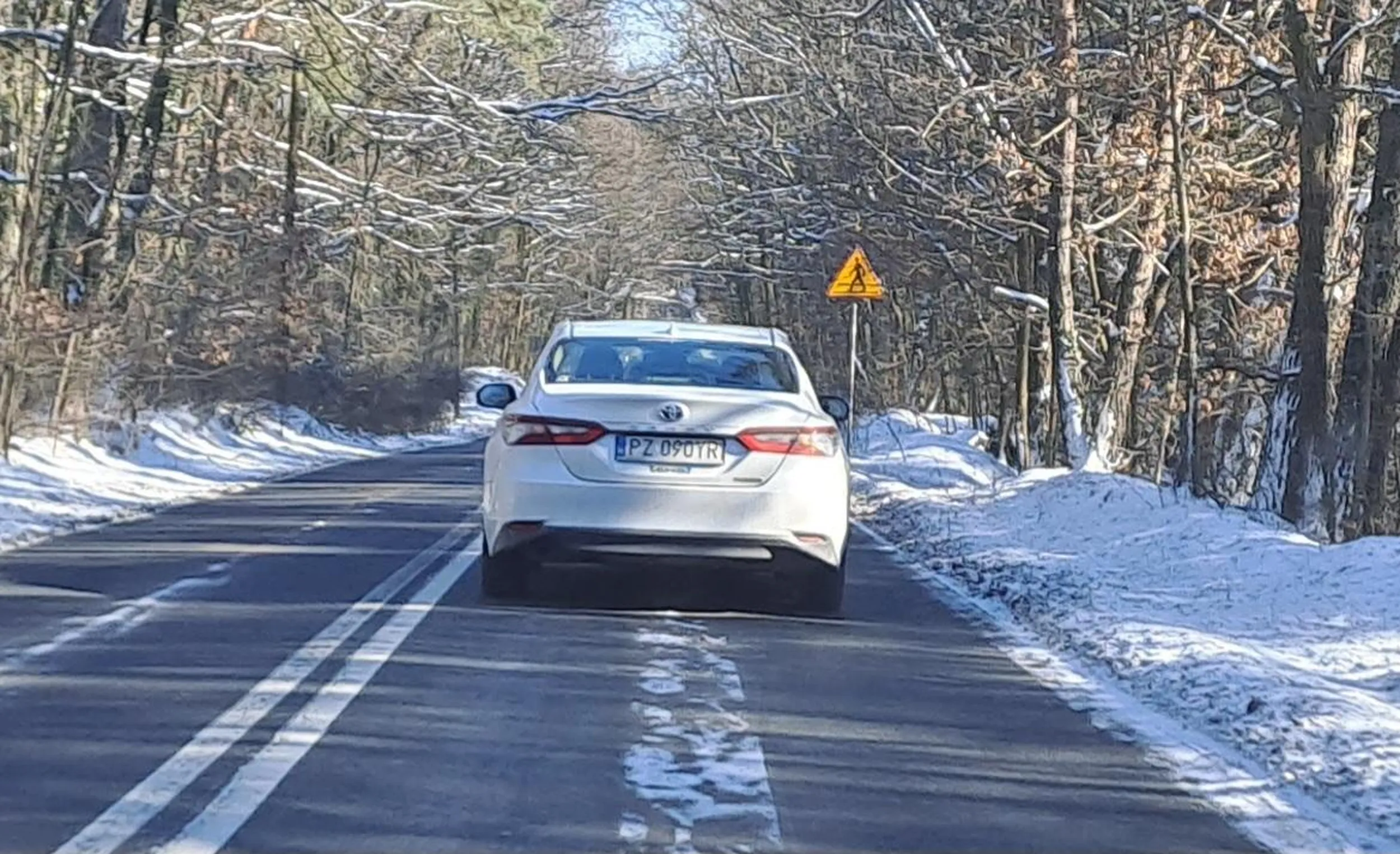 TOYOTA CAMRY W dniu 16 lutego 2025 o godzinie 11:45  jadąc od strony Suchego Lasu w stronę Moraska zachował się jak przysłowiowy mały chu.ek. Owy bandyta drogowy cały czas jechał jak piz.a pomiedzy 40-45 km/h. Na tym odcinku drogi cały czas jest linia ciągła i nie można wyprzedzać, jedyne miejsce gdzie nie ma linii ciągłej jest na ulicy Alejowej pomiędzy ul. Podgórna a Krótką - odcinek 120 metrów. Chcąc wyprzedzić w miejscu dozwolonym spotkałem się z sytuacją gdzie owy kierowca zaczął przyspieszać złośliwie równo ze mną. Zakończyłem próbę wyprzedzania przy prędkości 80km/h, stwierdziłem, ze z idio.ą nie ma co się ścigać.