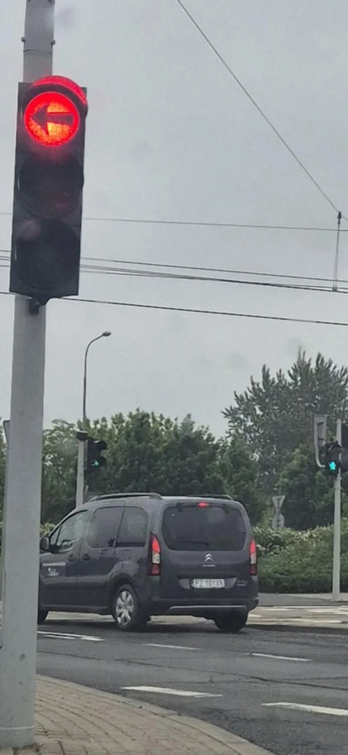 Rondo Starołęka Poznań, dwóch kierowców zatrzymuje się na skręcie w lewo (czerwone światło), trzeci jadący za nimi zmienia pas na prawy (linia ciągła) po czym przejeżdża na czerwonym świetle. Następnie zatrzuje się na środku skrzyżowania i blokuje przejazd kierowca jadącym prosto na rondzie. Proszę zainwestować w okulary