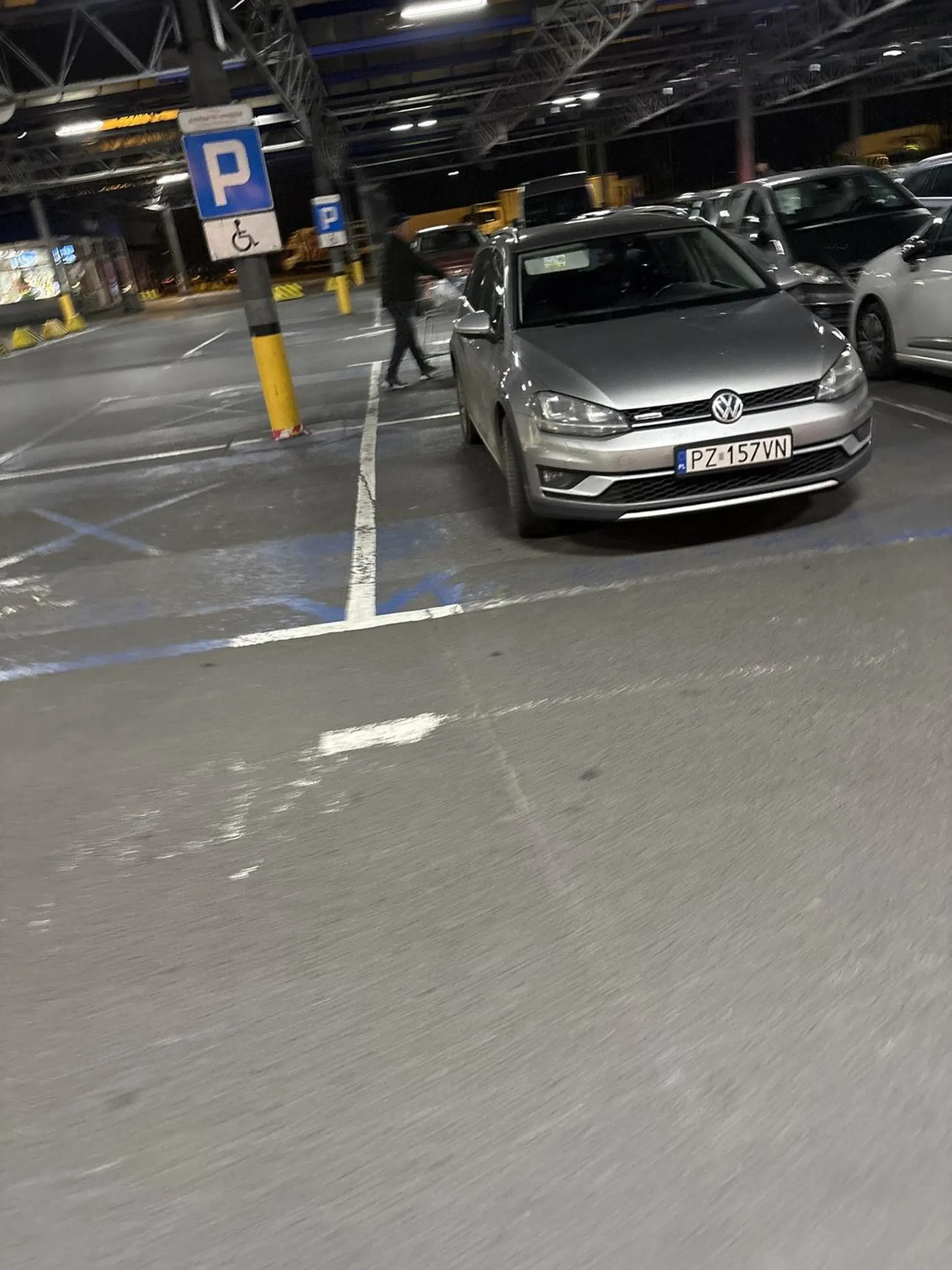 Parkuje na miejscach dla niepełnosprawnych.