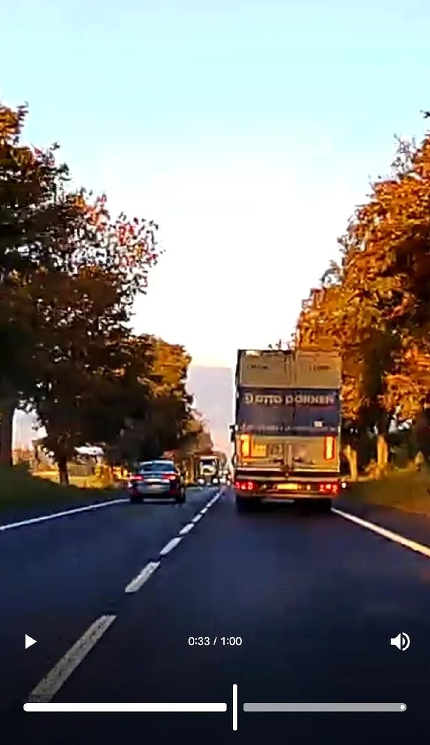 Trochę się spieszy, slalom między ciężarówkami, oby nie było sytuacji, że kierowca z naprzeciwka nie zrobi miejsca...