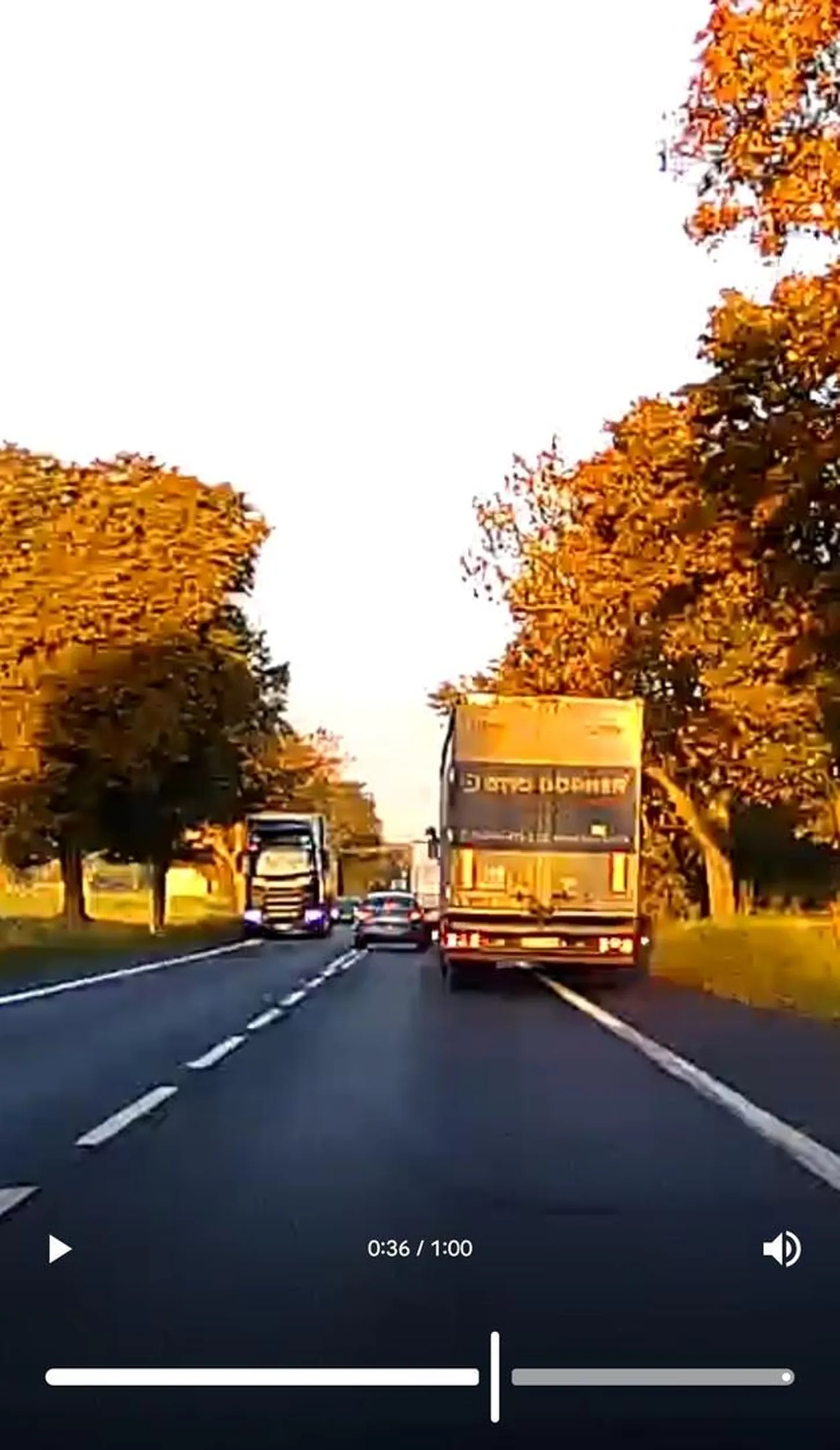 Trochę się spieszy, slalom między ciężarówkami, oby nie było sytuacji, że kierowca z naprzeciwka nie zrobi miejsca...